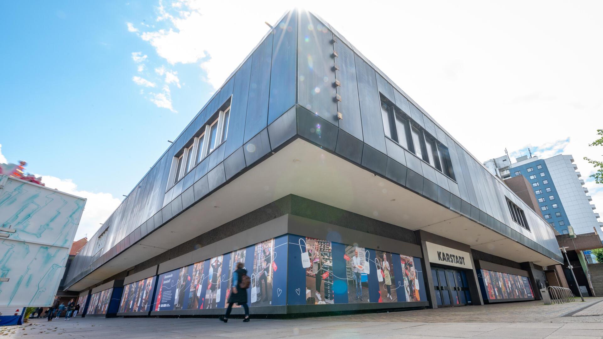 Das Karstadt-Gebäude wird aktuell abgerissen. Doch die Pläne für das Grundstück sorgen für reichlich Kritik.