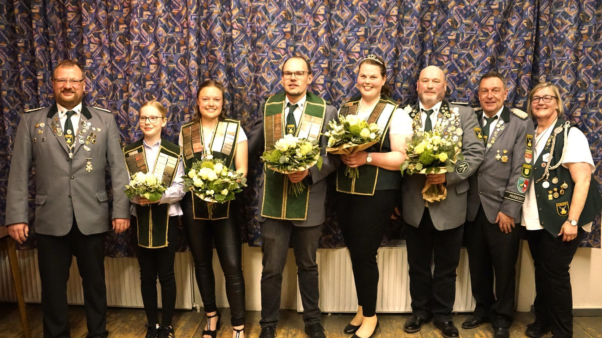 Das Klenkendorfer Königshaus ist auch 2024 wieder komplett. Das Foto zeigt Vizepräsident Thomas Imbusch (von links), Kinderkönigin Nele Wahlbaum, Jugendkönigin Larissa Weber, König Jannek Winternheimer, Königin Kristine Wülpern, Alterskönig Dieter Burmester, Präsident und Monarchenkönig Jürgen Slotosch und Monarchenkönigin Angela Winternheimer