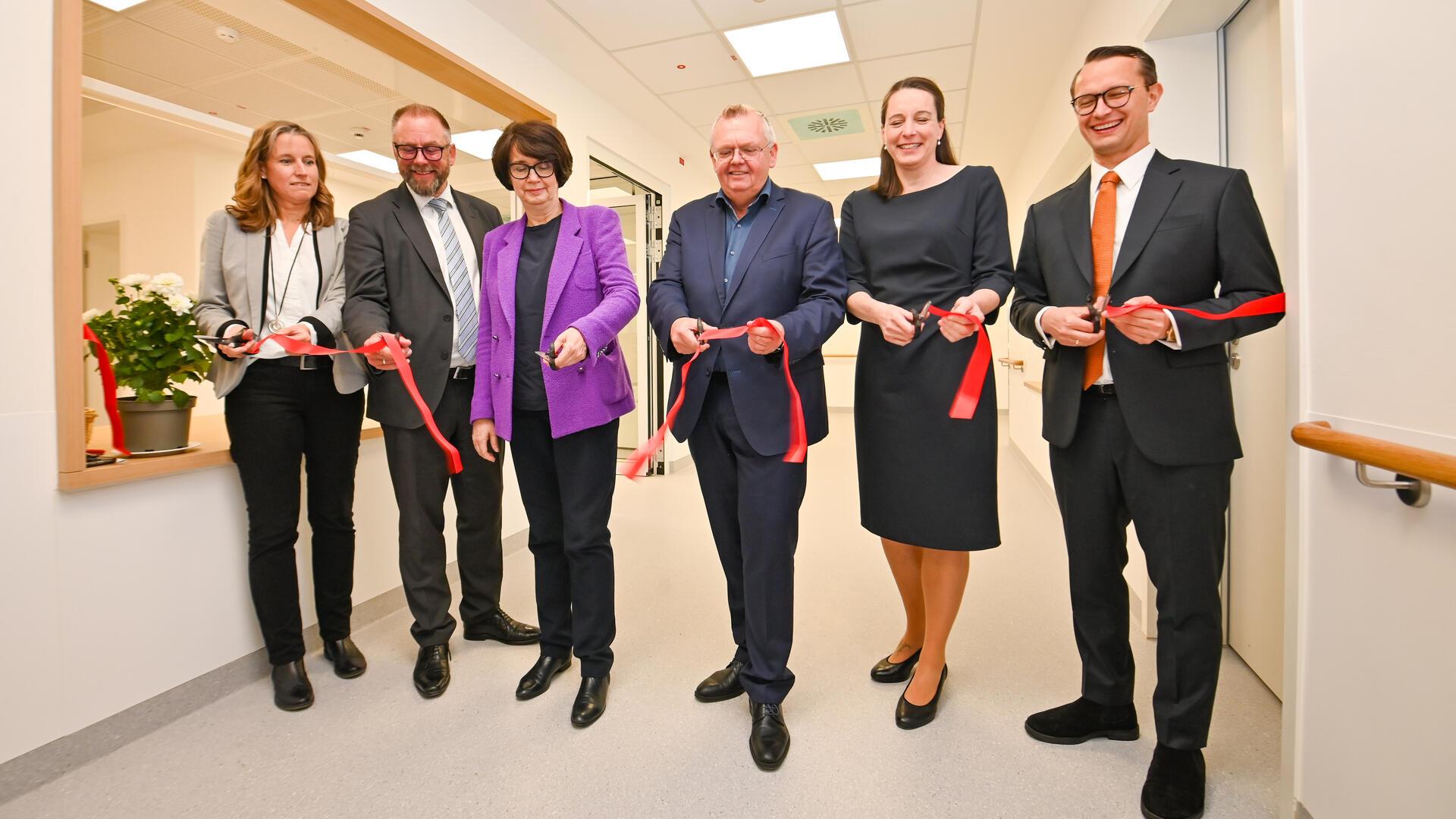 Das Klinikum Bremerhaven Reinkenheide (KBR) feiert den Neubau für  Kinderklinik und Kardiologie, „Haus K“: Gesundheitsdezernentin  Andrea Toense, Geschäftsführer Frank Kühl, Senatorin Claudia Bernhard, Bürgermeister Torsten Neuhoff, KBR-Geschäftsführerin Dr. Susanne Kleinbrahm und der Geschäftsführer der Pflege, Dr. Witiko Nickel, schneiden am Empfang in der Eingangshalle den Weg zur Station mit den Kinder-Zimmern frei 