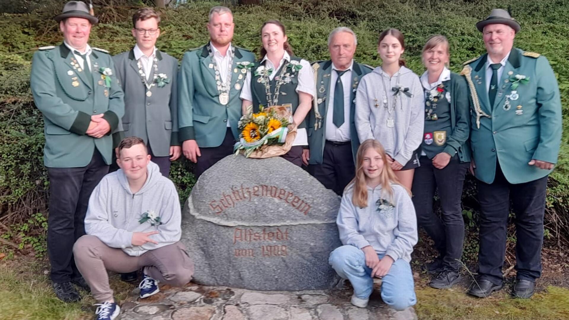 Das Königshaus (von links, stehend): 2. Vorsitzender Martin Finck, Juniorenkönig Claas Wedemeyer, König Christian Knopf, Königin Jennifer Kelle, Vizekönig Heini Wilshusen; Jugendkönigin Madlen Steinlein, Vizekönigin Nadine Pommer-Brickwedel, Vorsitzender Ewald Wiesner. Vorne: Vize-Juniorenkönig Mika Hüttmeyer und Vize-Jugendkönigin Amelie Finck.