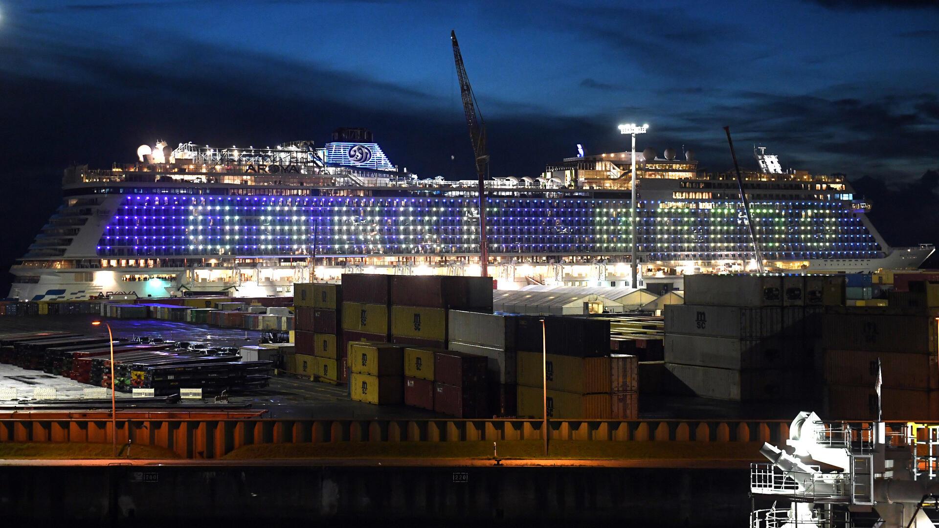  Kreuzfahrtschiff „Aroya“ Bremerhaven Abend