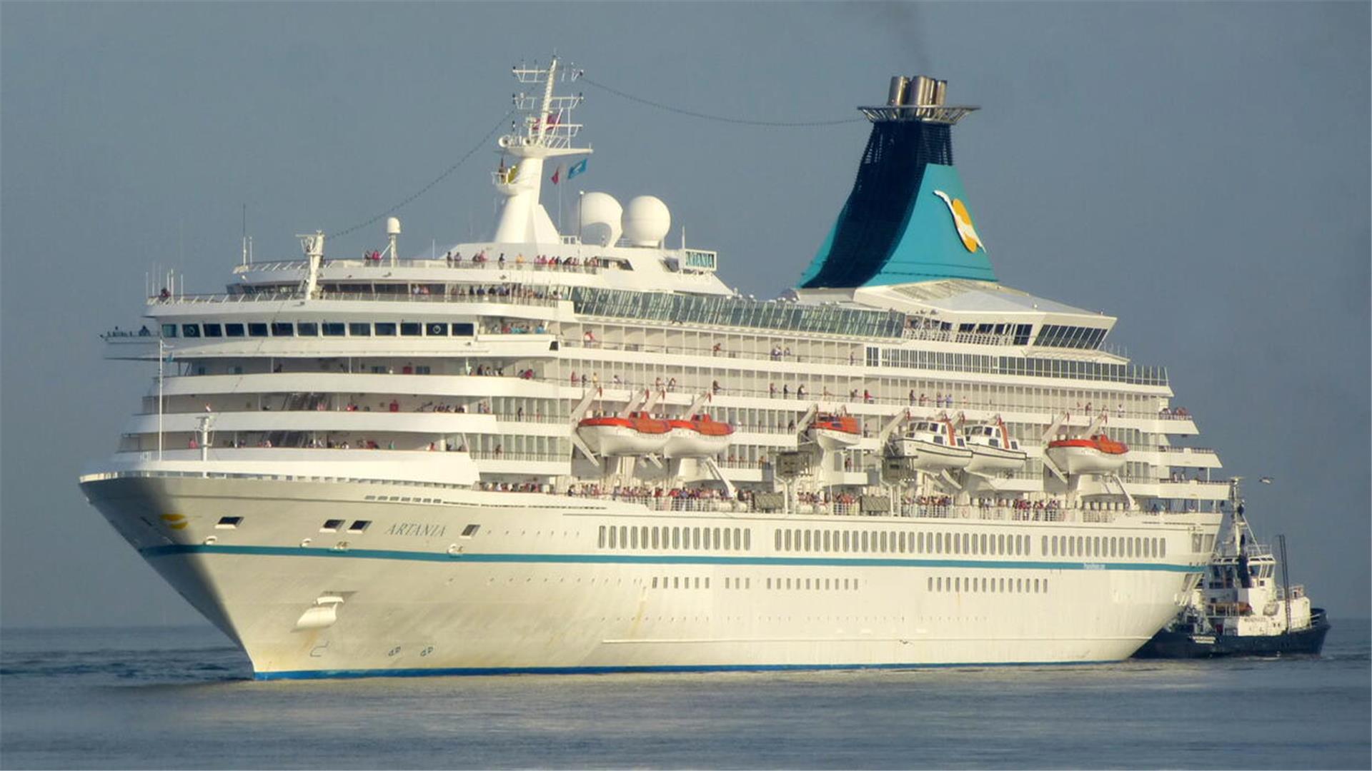 Das Kreuzfahrtschiff „Artania“ kommt in Bremerhaven an.