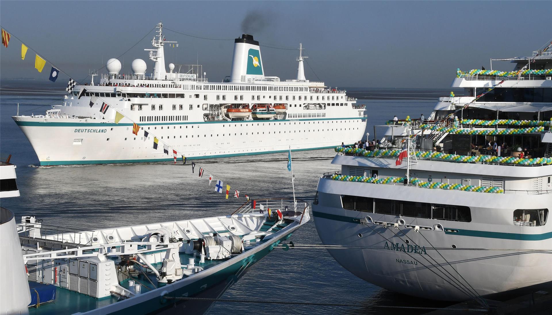 Das Kreuzfahrtschiff "Deutschland" fährt an der schon festgemachten "Amadea" vorbei. Beide Schiffe treffen sich erstmals in diesem Jahr an der Columbuskaje.