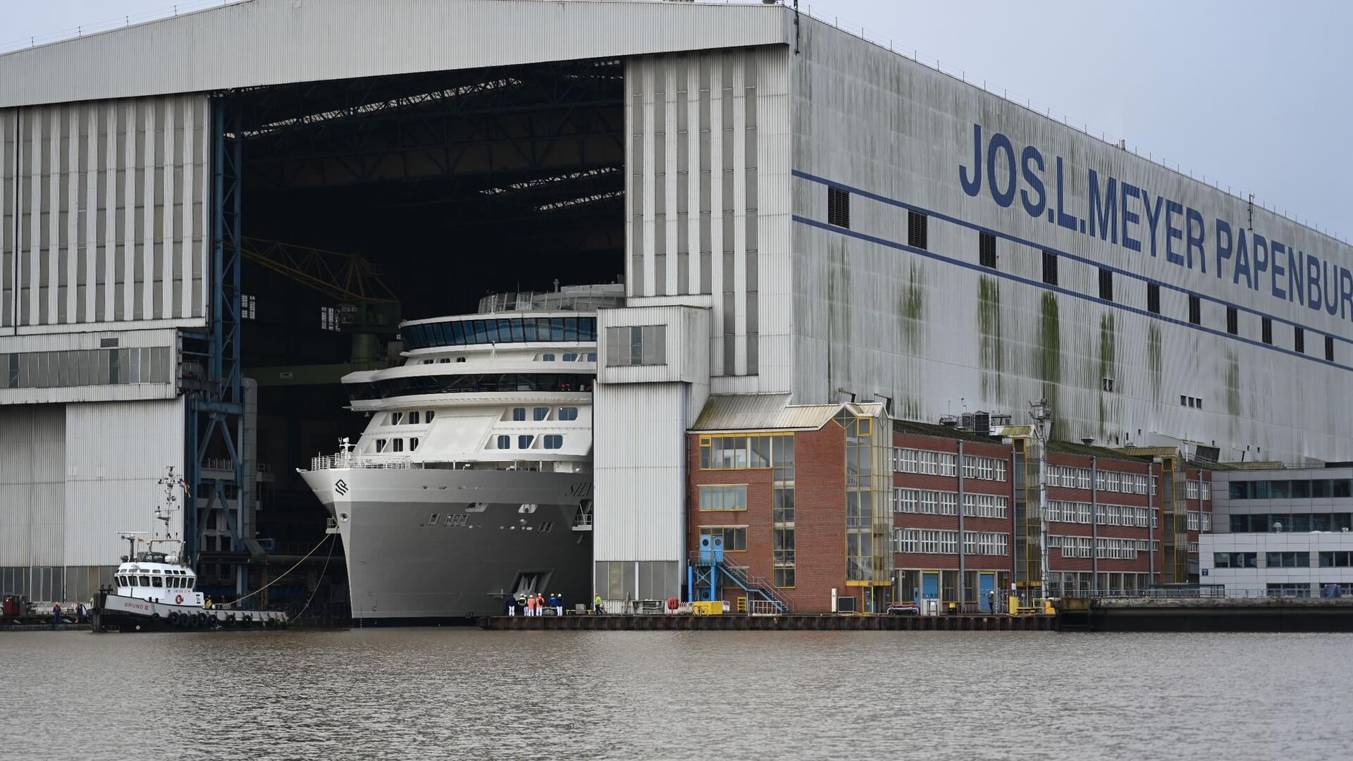 Das Kreuzfahrtschiff der Luxusklasse „Silver Ray“ verlässt das überdachte Baudock der Meyer Werft.