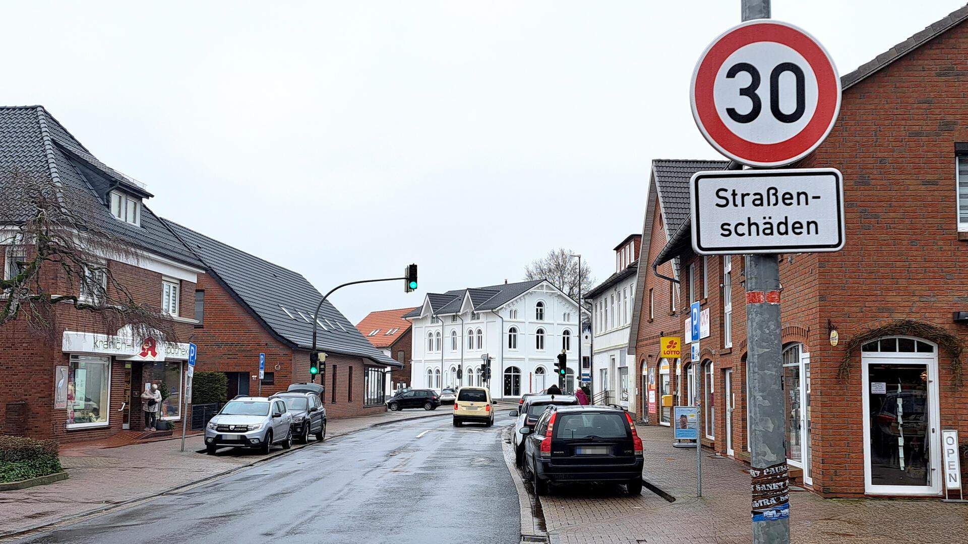 Das Land ist für den Amtsdamm zuständig und hat wegen massiver Straßenschäden bereits vor der Umleitung eine Tempo-30-Zone eingerichtet. 