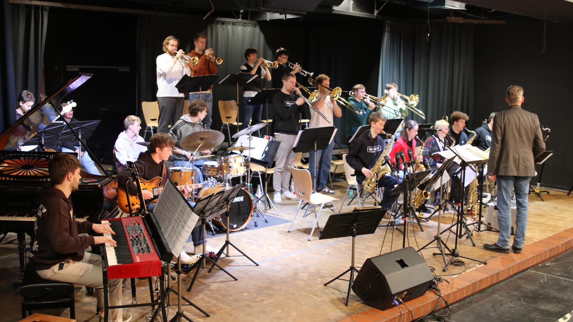 Das Landesjugendjazzorchester unter der Leitung von Uli Plettendorff begeisterte das Publikum bei einem exklusiven Auftritt am St.-Viti-Gymnasium.