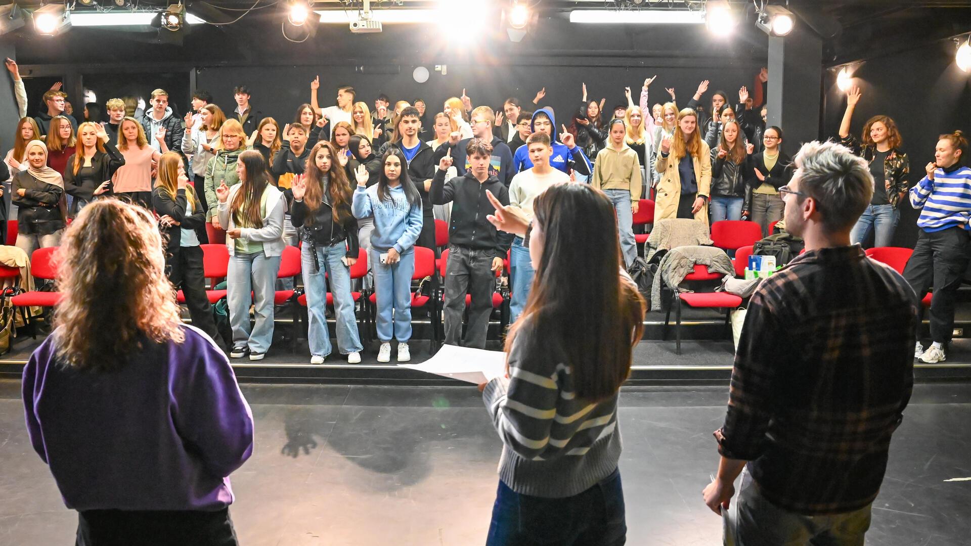 Das Landesschultheatertreffen findet in Bremerhaven statt. 75 Schüler werden mit den Theaterpädagogen Elisabeth Schneider, Schirin Badafaras, Luca Hämmerle (v. li.) sowie Florian von Zameck-Glyscinski zu „Romeo und Julia“ arbeiten.