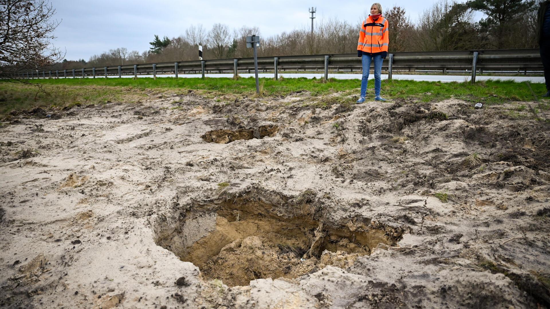 Das Loch neben der Fahrbahn führt zu der Sperrung der A27.