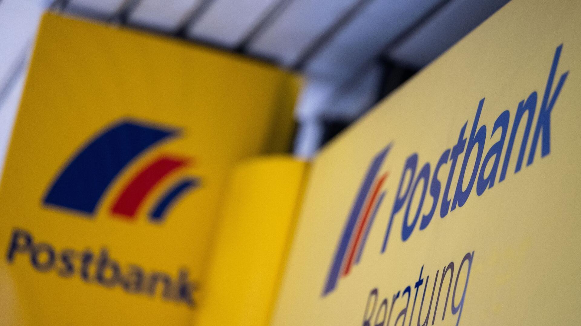 Das Logo der Postbank ist an einer Filiale zu sehen.