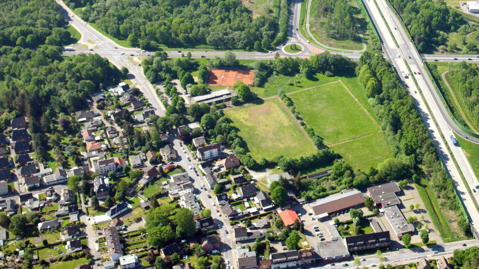  Das Luftbild zeigt die Carsten-Lücken-Straße, auf dem aufgegebenen Sportplatz sollen Gewerbeflächen entstehen.