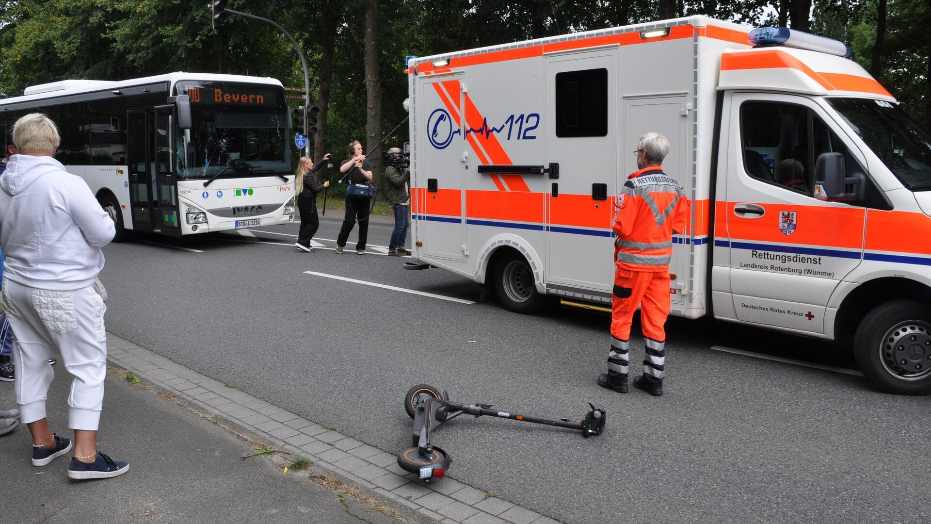 Das Mädchen und der E-Scooter wurden nach dem Aufprall mehrere Meter durch die Luft geschleudert.