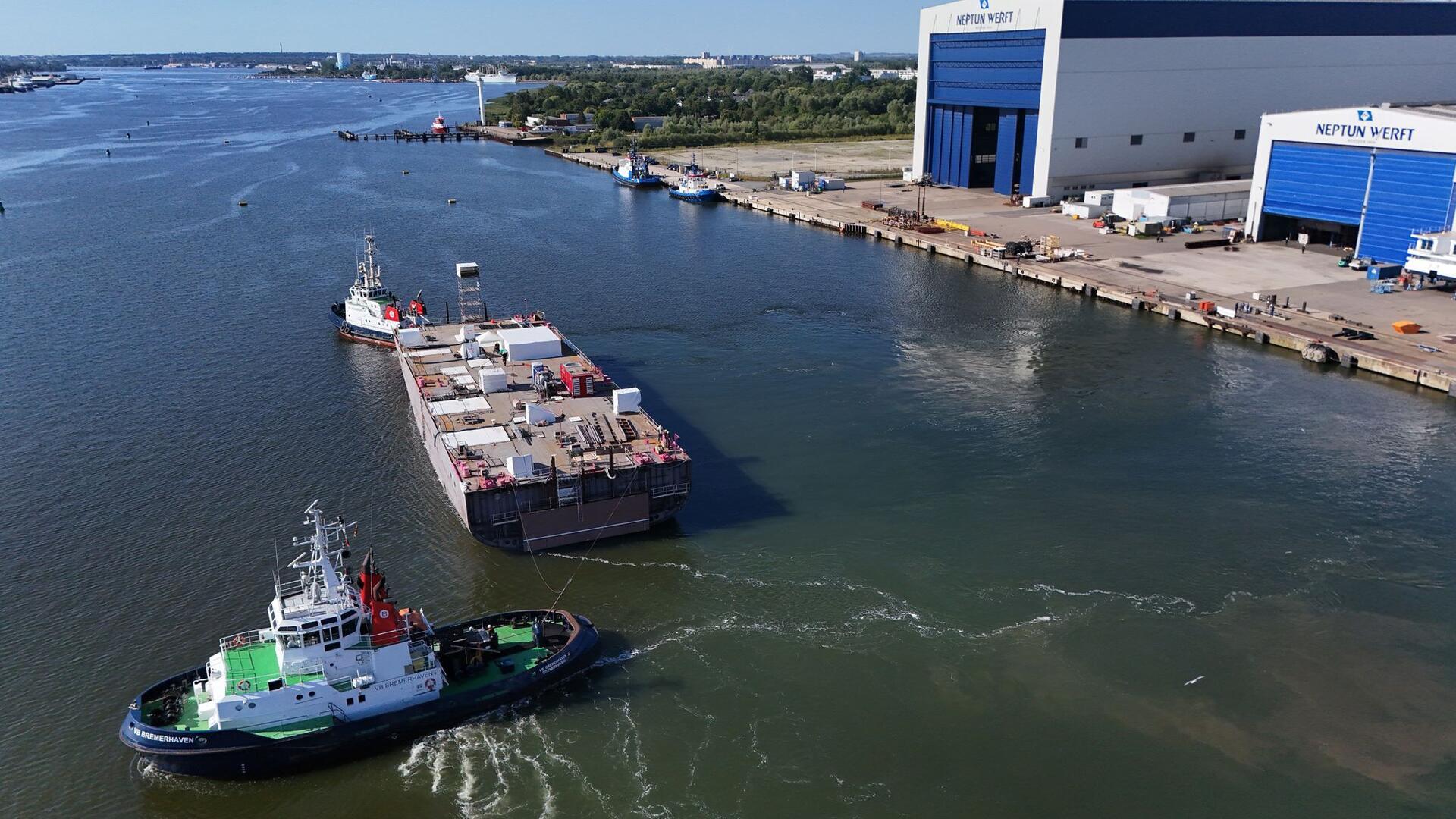 Maschinenraummodul vor der Neptun Werft in Rostock