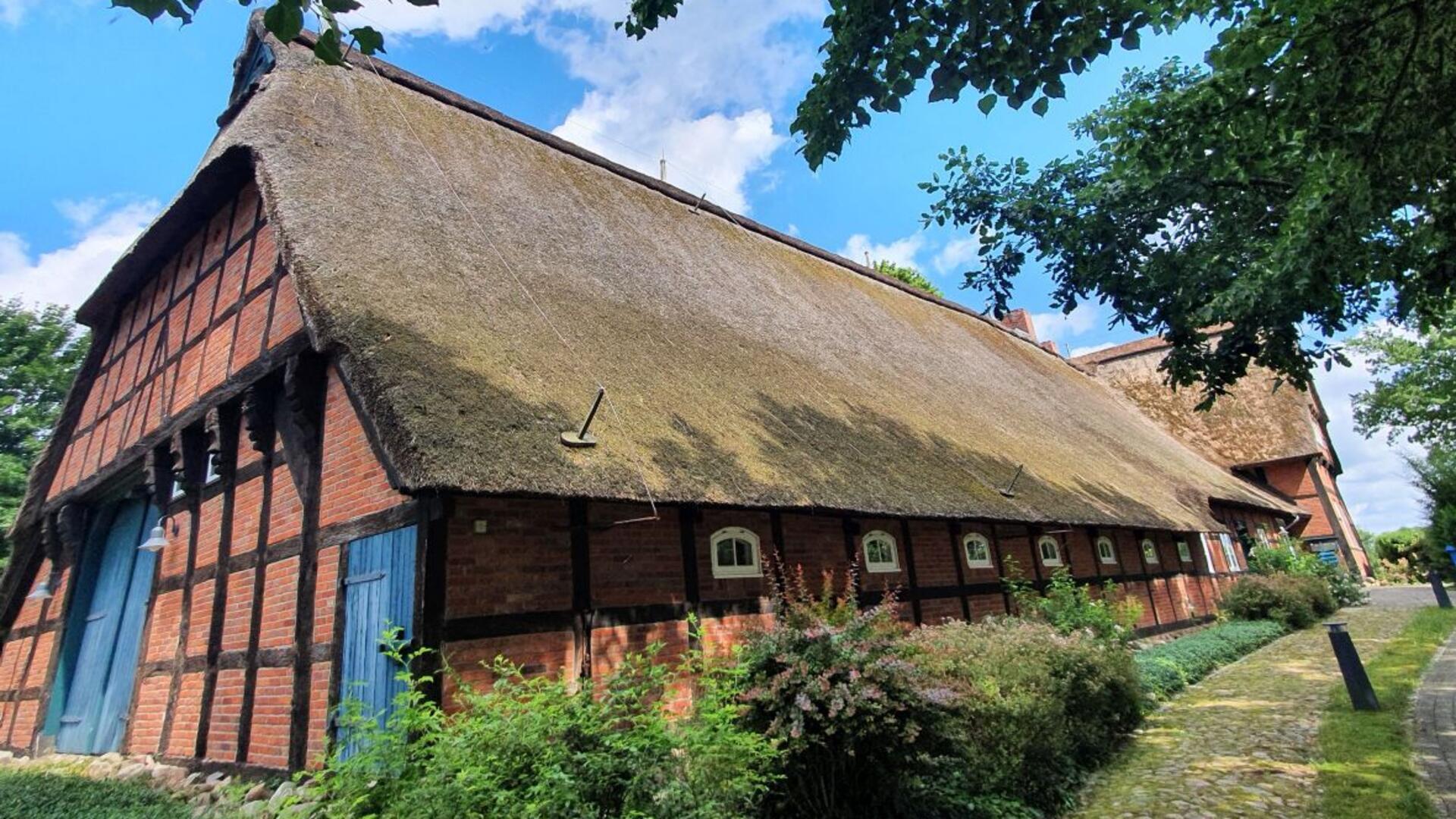 Das Oldenburger Haus im Schiffdorf-Altluneberg bekommt eine neue Reetdacheindeckung. Möglich machen das Spenden und die Unterstützung der Deutschen Stiftung Denkmalschutz.