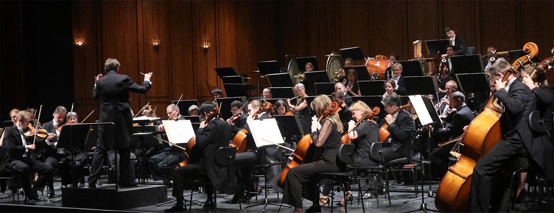 Das Philharmonische Orchester Bremerhaven wird noch bis Juli 2026 von Marc Niemann geleitet. Die Vorgehensweise bei der Suche nach einem Nachfolger steht jetzt in der Kritik.