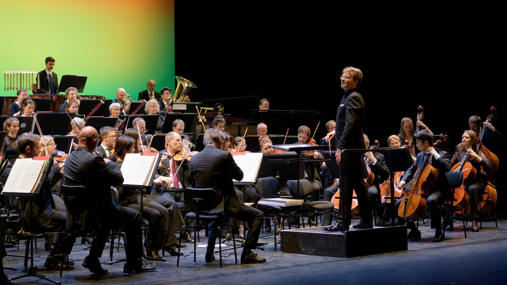 Das Philharmonische Orchester mit Generalmusikdirektor Marc Niemann spielte bei der Eröffnungsgala zur neuen Spielzeit im Stadttheater.