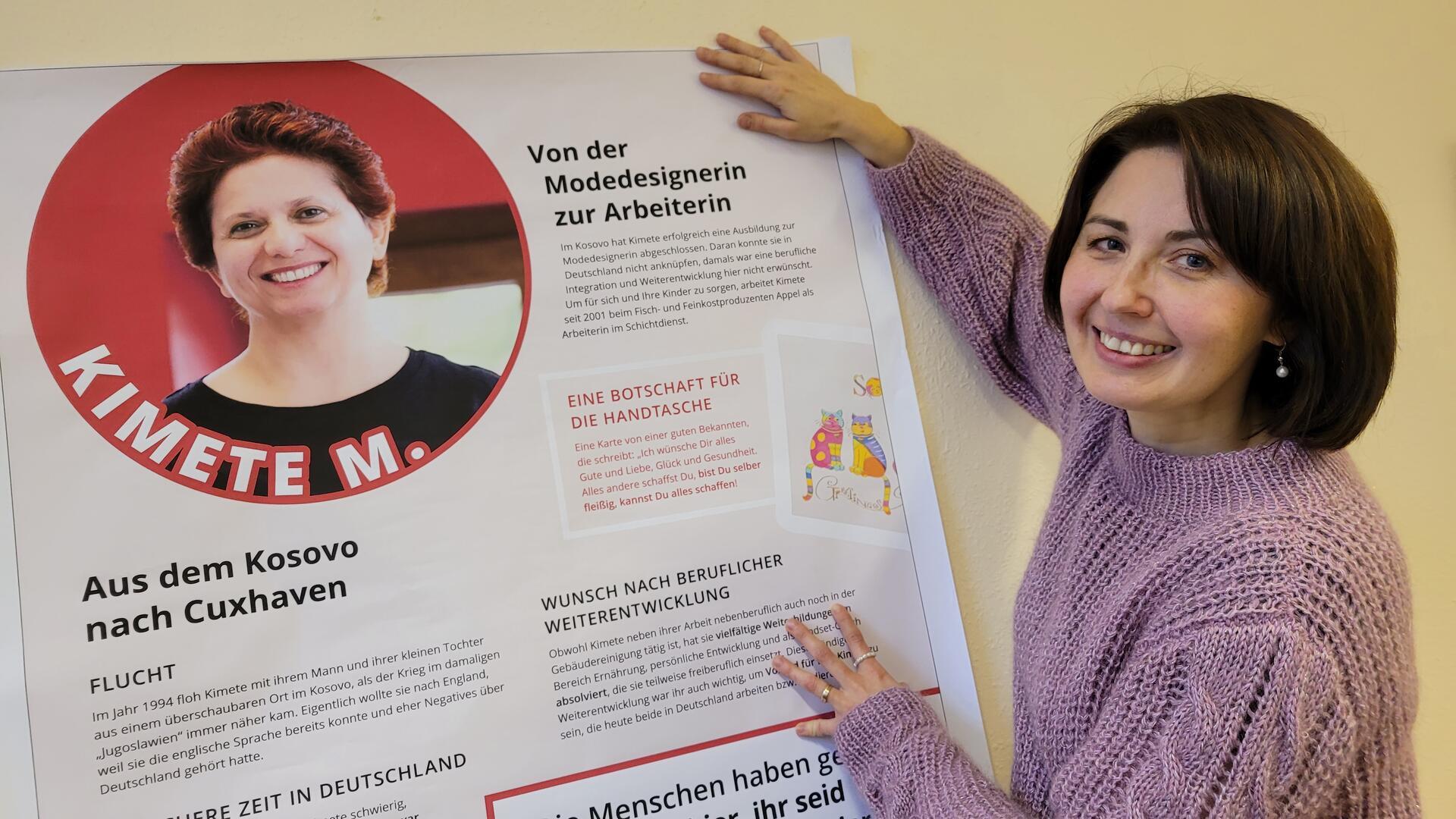 Das Projekt "Erfolgreich eingewandert" des Caritasverbandes für Bremen-Nord umfasst auch eine Plakatausstellung. Mitarbeiterin Yuliya Kamp präsentiert eine der Protagonistinnen, die auch im gleichnamigen Doku-Filmprojekt ihre Geschichte erzählen. Kamp selbst gehört auch dazu.