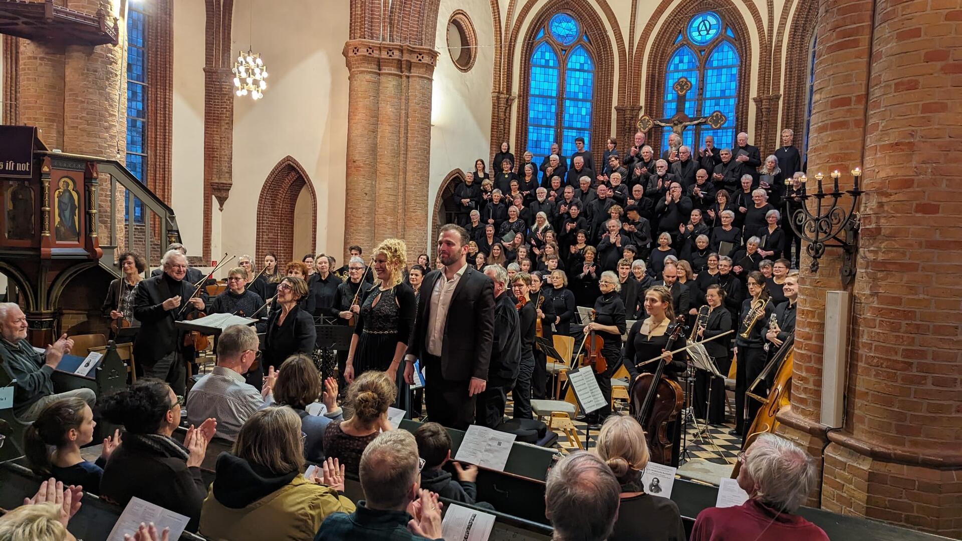 Das Publikum applaudierte begeistert beim Konzert in der Christuskirche der Evangelischen Stadtkantorei Bremerhaven und des Kammerorchesters mit Verstärkung durch Bläser des Philharmonischen Orchesters. 