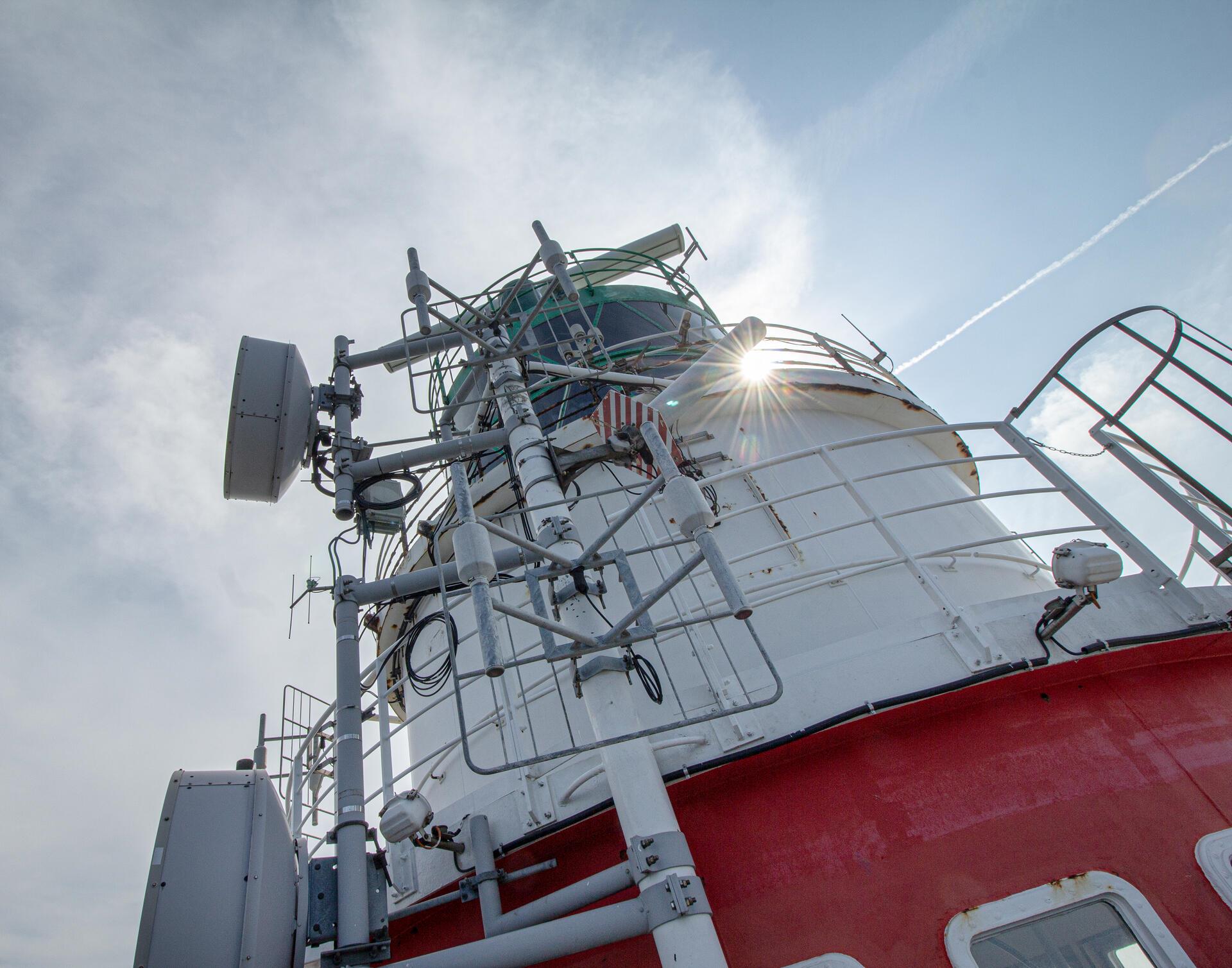 Das Radar thront über allen Fühlern, Antennen und Messeinrichtungen, die am Leuc...