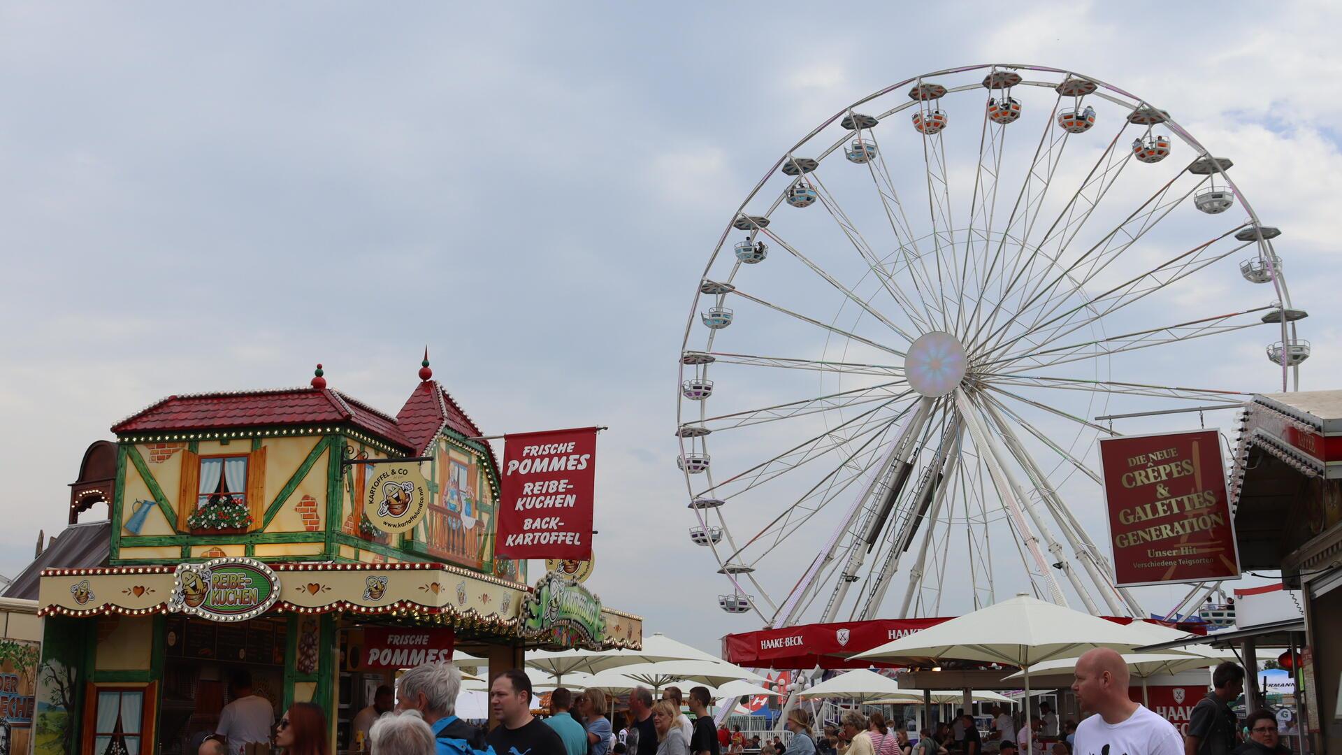 Das Riesenrad steht seinem Namen in nichts nach. Eine Runde über die Zelte der Ausstellung, das ist hier möglich.