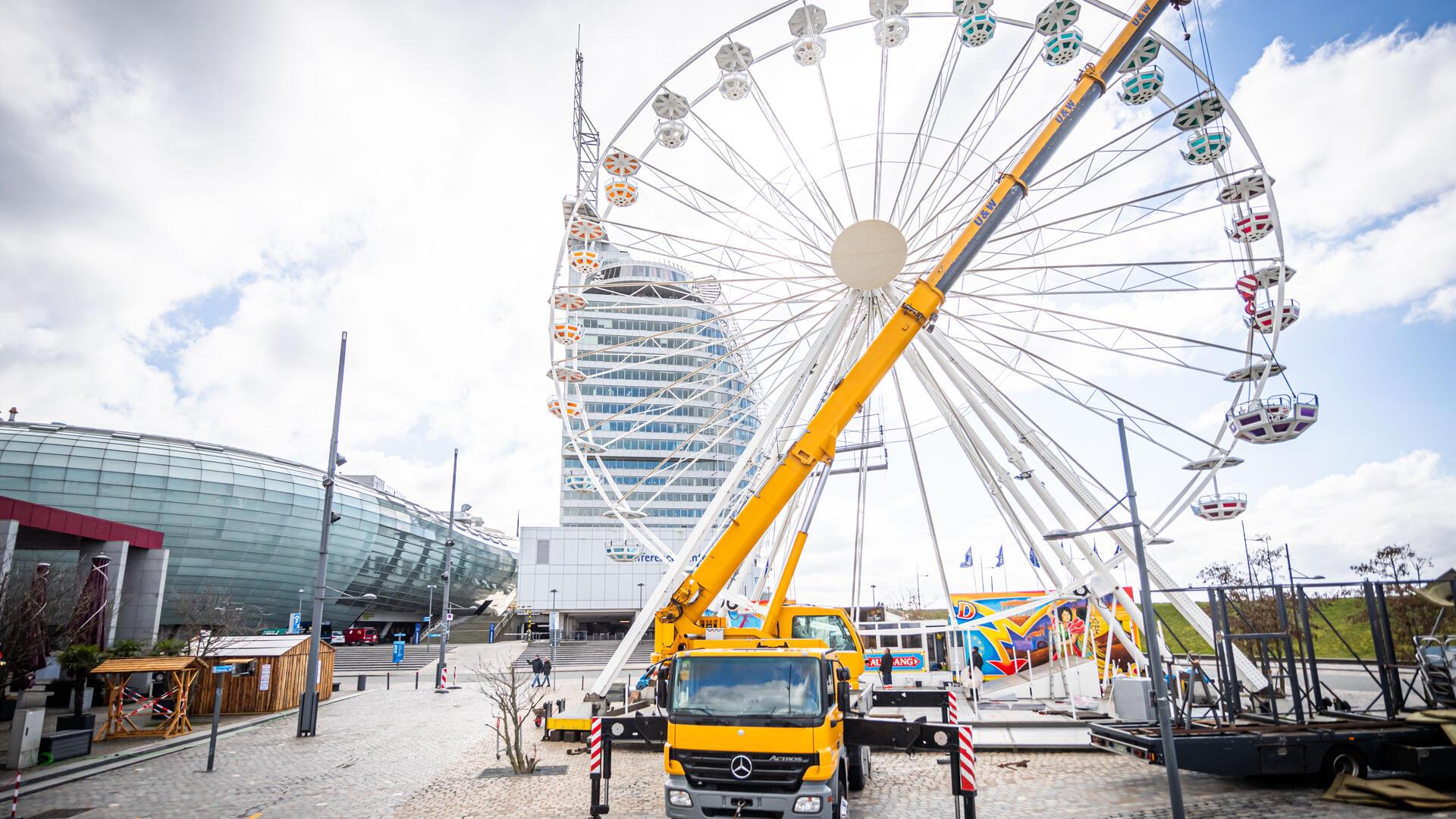 Das Riesenrad wird wieder am Neuen Hafen aufgebaut. Das Foto zeigt ein Archivbild.