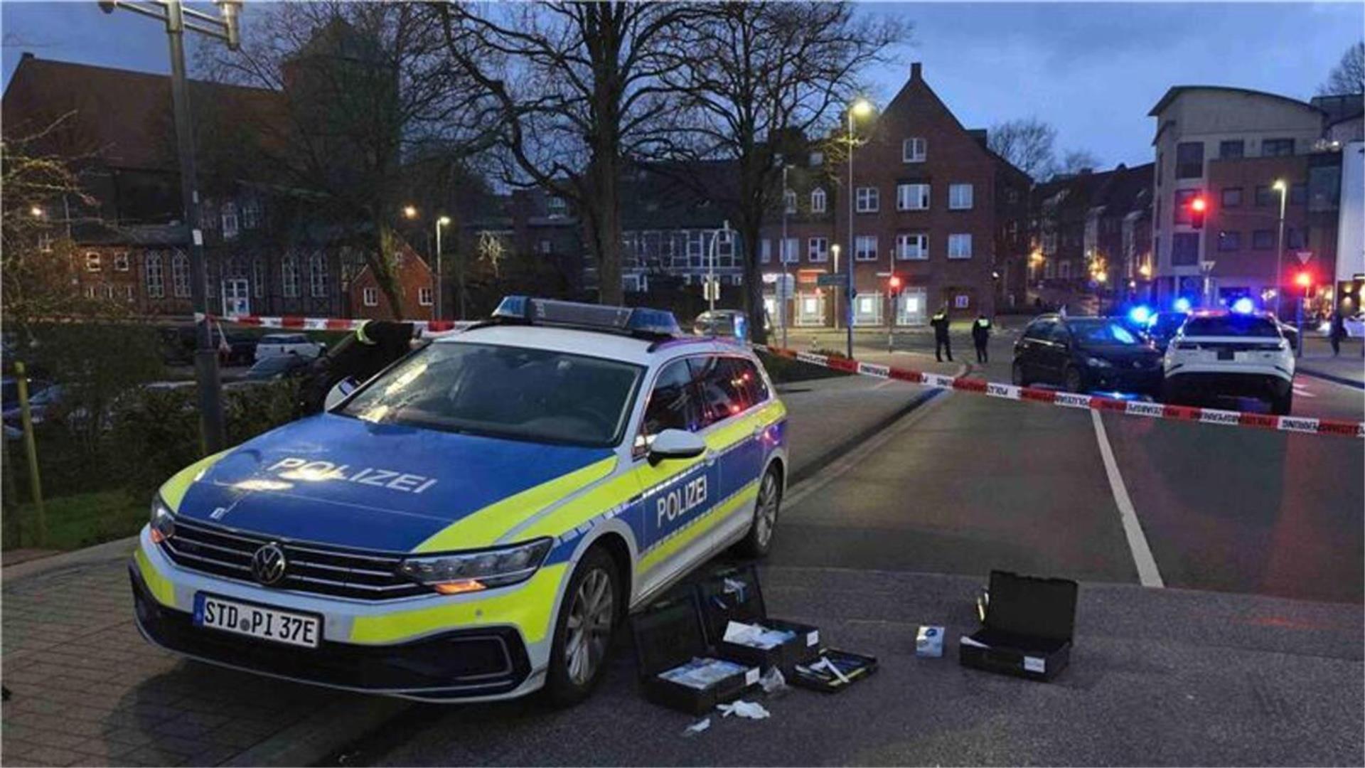 Das Salztor ist abgesperrt: Blick auf einen Tatort der Auseinandersetzung zwischen zwei kriminellen Clans in Stade im März 2024. Foto: Polizei