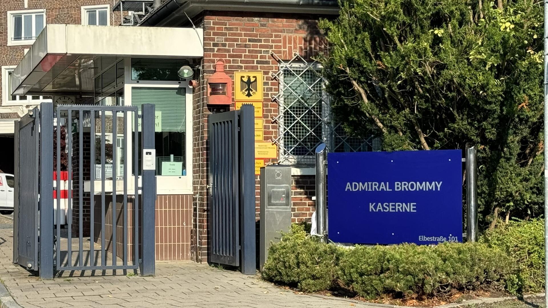 Das Schild ist schon da: Die Marineschule Bremerhaven hat jetzt einen neuen Namen.