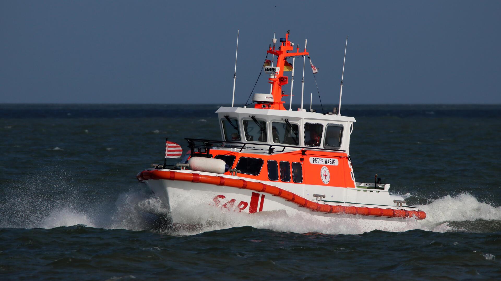 Das Seenotrettungsboot „Peter Habig“ brachte am Dienstag den gekenterten Segler an Land. 