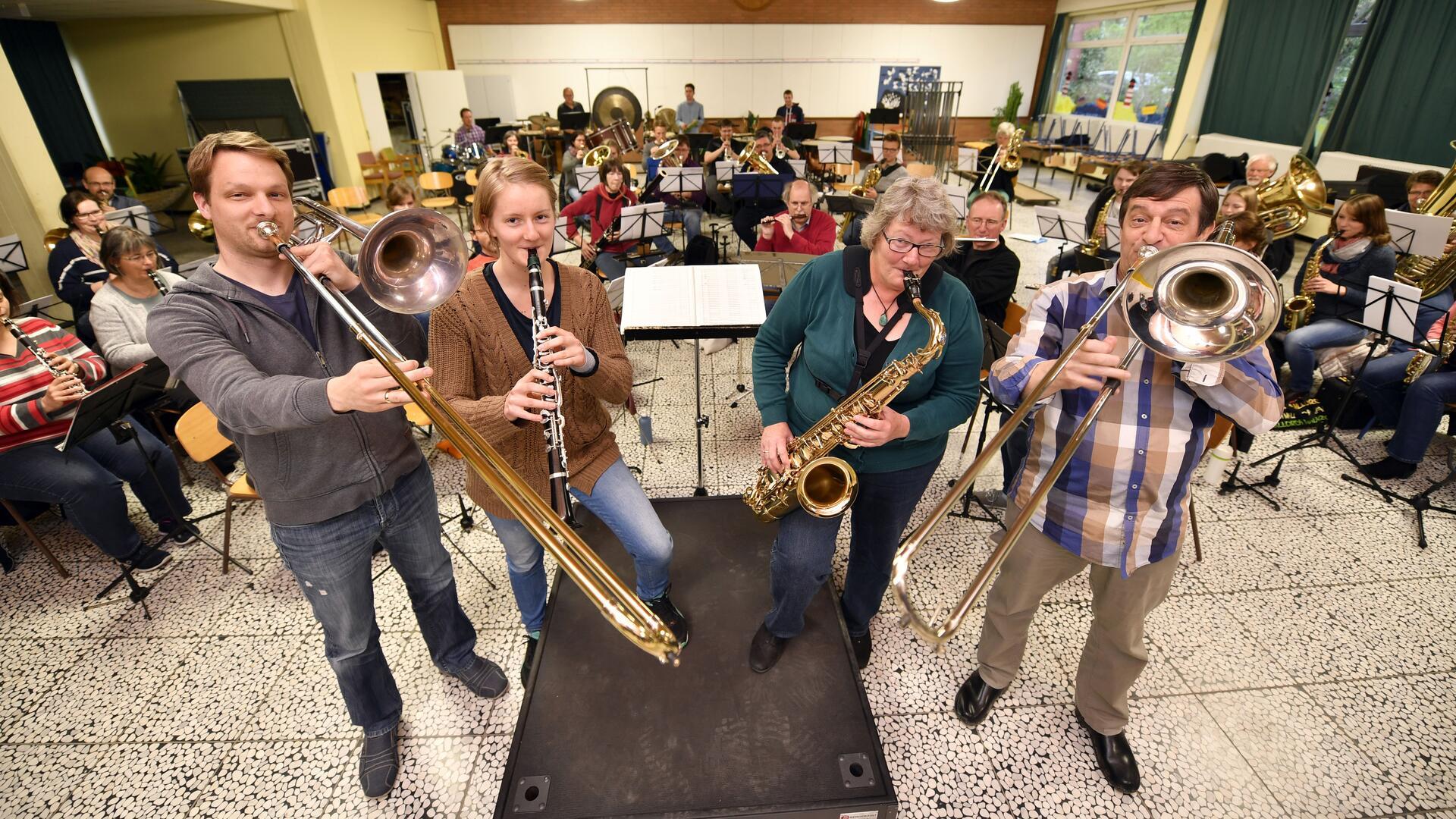 Das Sinfonische Blasorchester in Wehdel nutzt Schulturnhallen wie hier in Geestenseth, weil es auf dem Land kaum andere Möglichkeiten gibt. Das ist jetzt schwieriger geworden. Foto Scheschonka