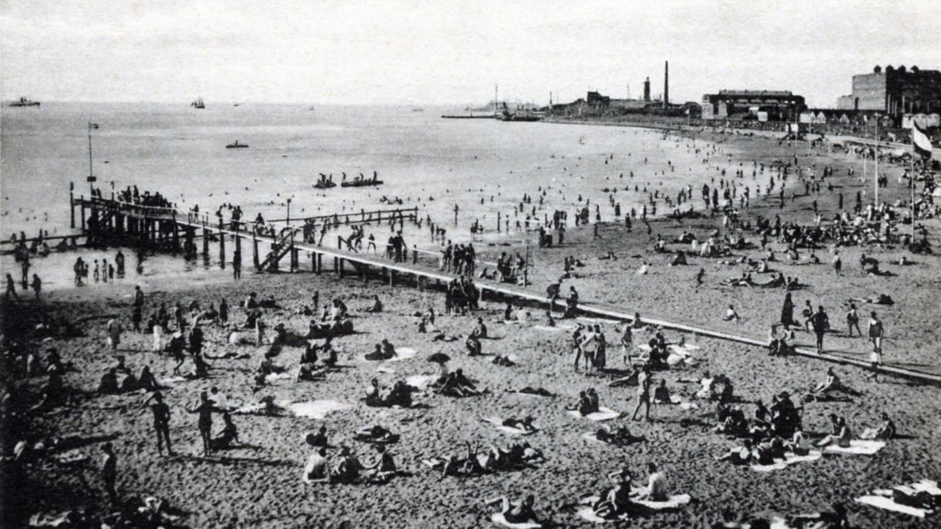 Das Strandbad als Postkartenansicht eserliedEnde der 1920er Anfang der 1930er Jahre. Damals führte noch ein Steg in die Weser.