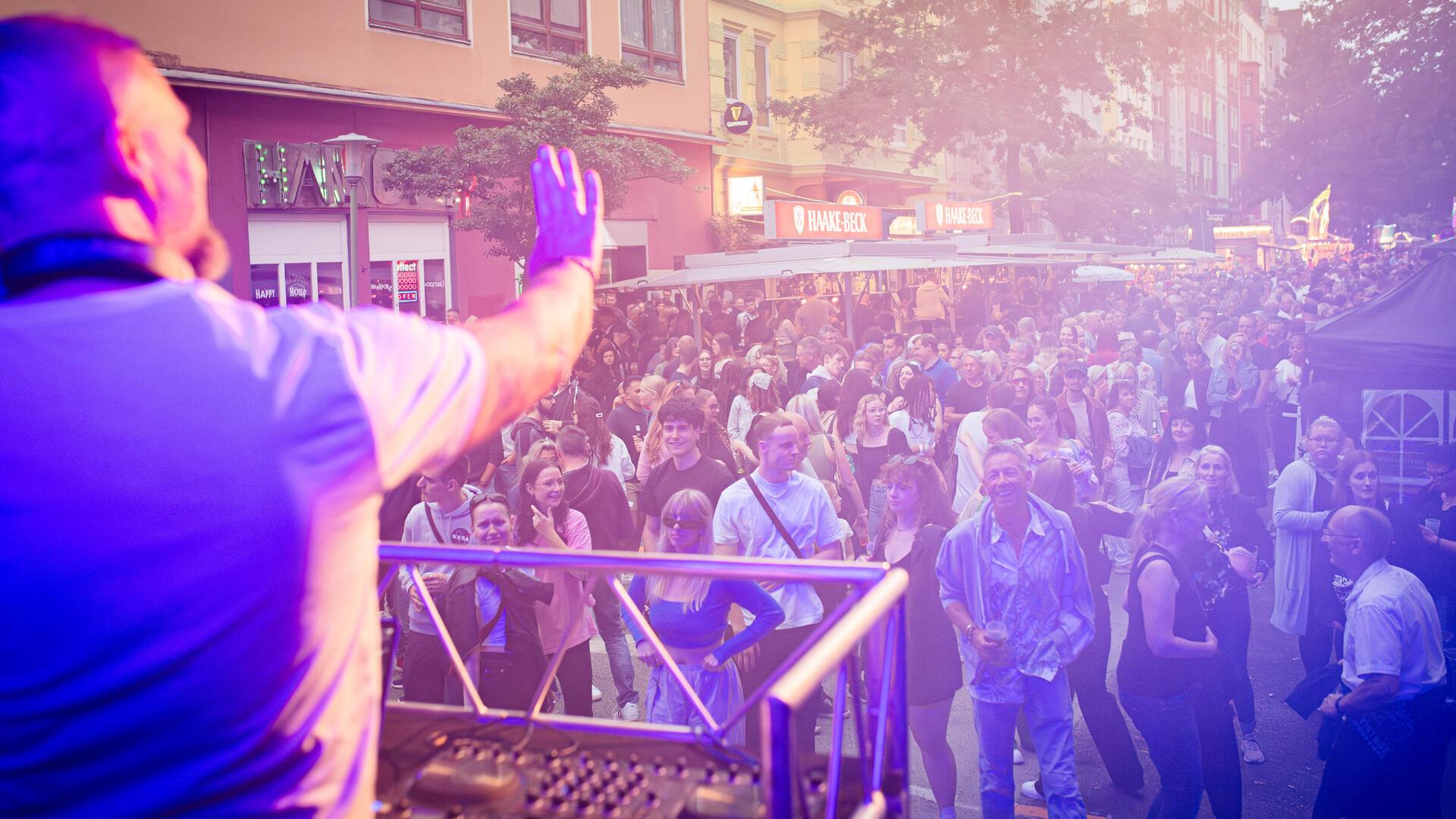 Tausende köderte das beliebte Bremerhavener Straßenfest Alte Bürger. Nach 41 Jahren haben die Initiatoren nun das Aus verkündet. 