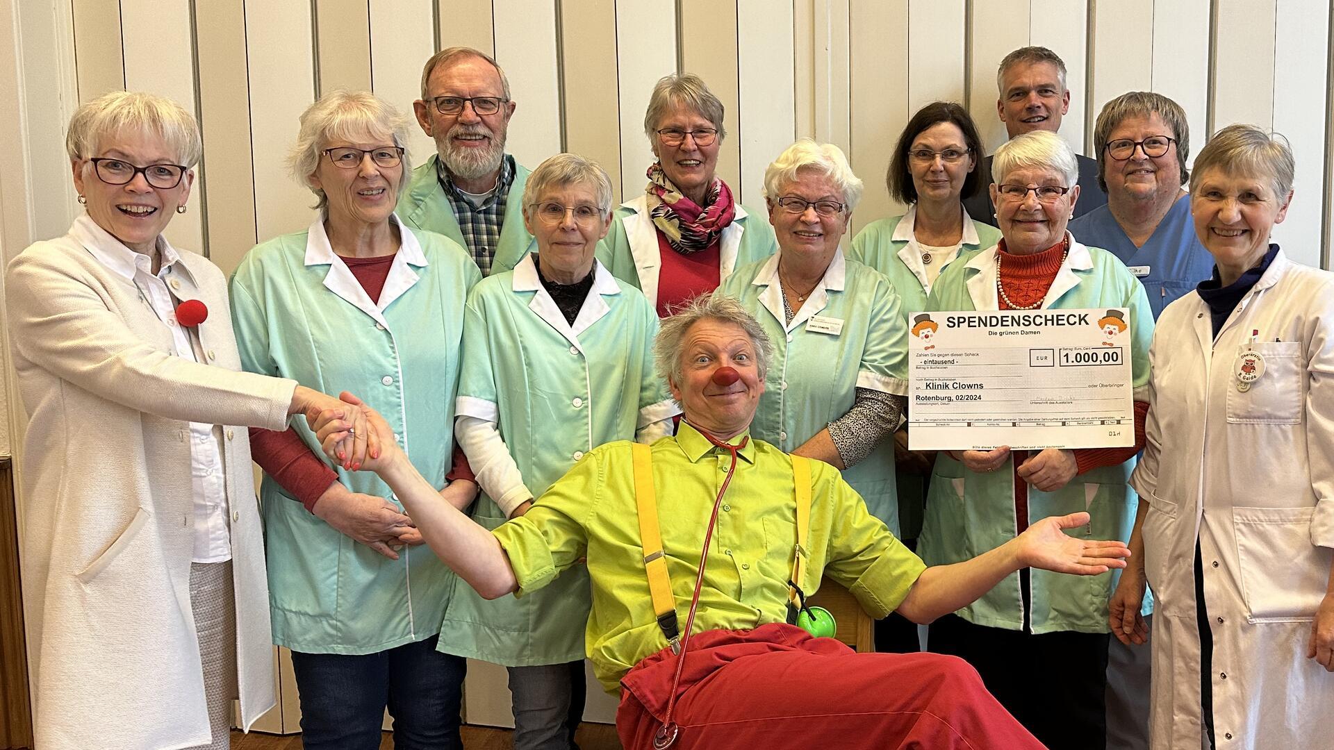 Das Team „Getränkewagen“ der Grünen Damen und Herren unterstützt mit einer Spende von 1.000 Euro den Einsatz der Klinik-Clowns.