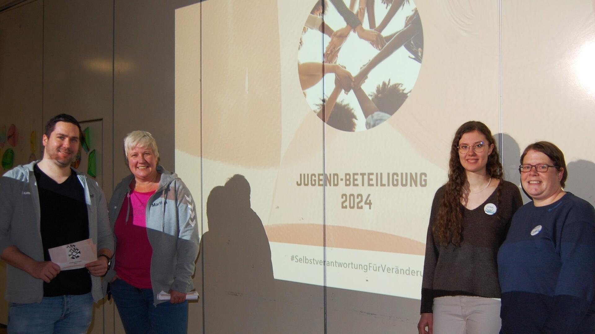 Das Team der Jugendpflege hat in den Hagener Schulen für das Projekt „Jugendbeteiligung 2024 - Selbstverantwortung für Veränderung“ geworben (von links): Projektleiter Christian Bösch, Martina Feldmann-Bienhoff, Lena Böcker und Frauke Evers.