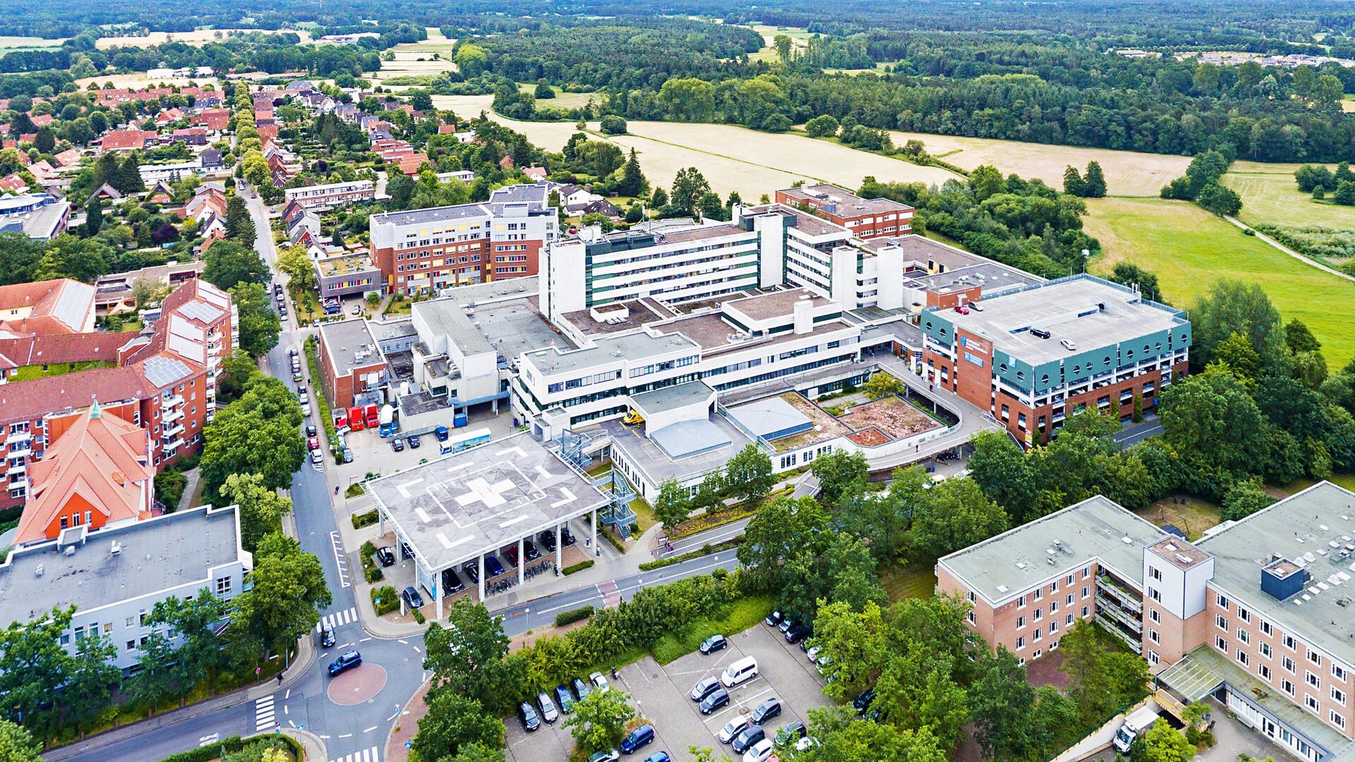 Blick auf das Agaplesion Diakonieklinikum Rotenburg aus der Luft.