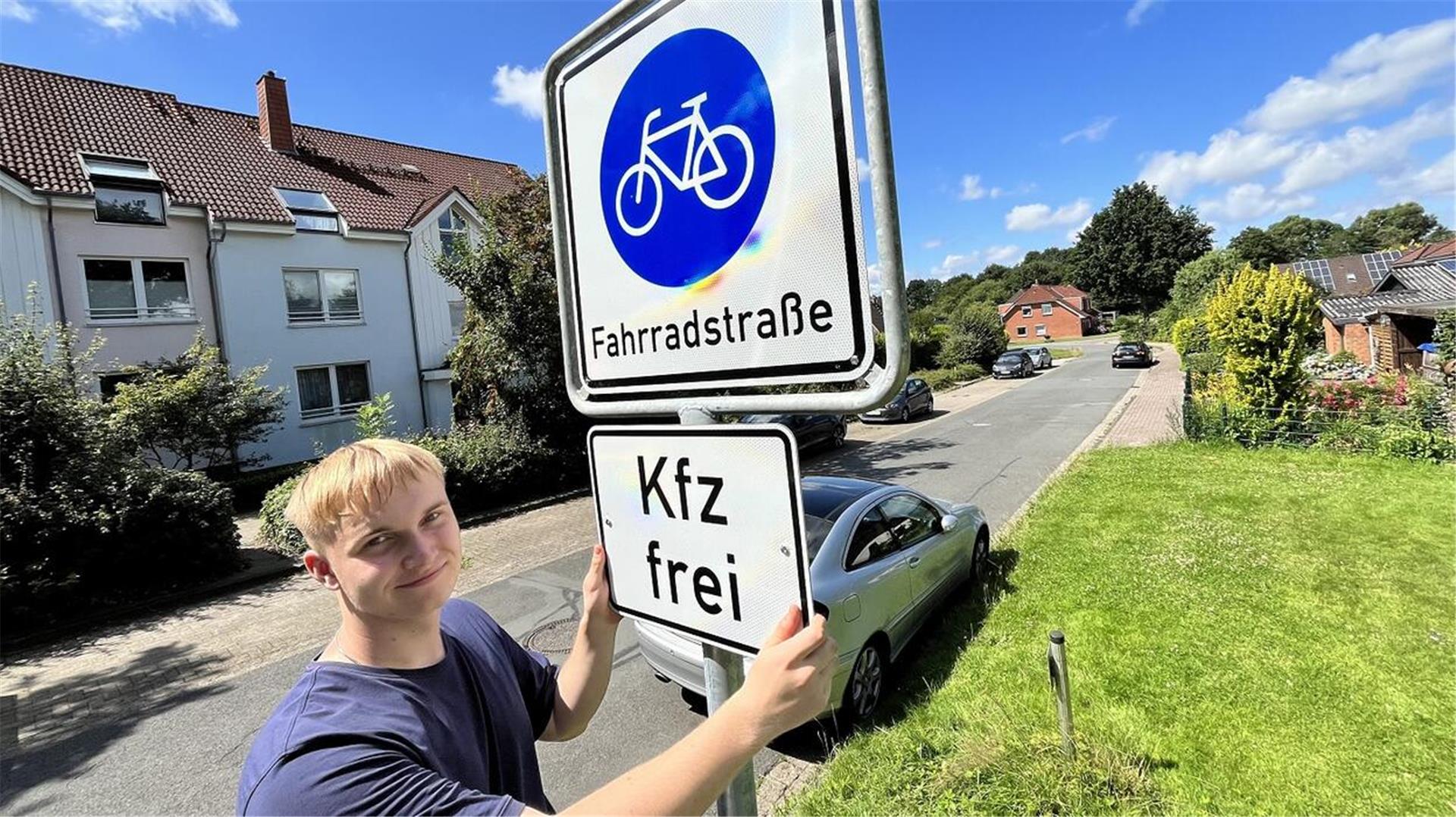 Ein Mann montiert ein Schild.