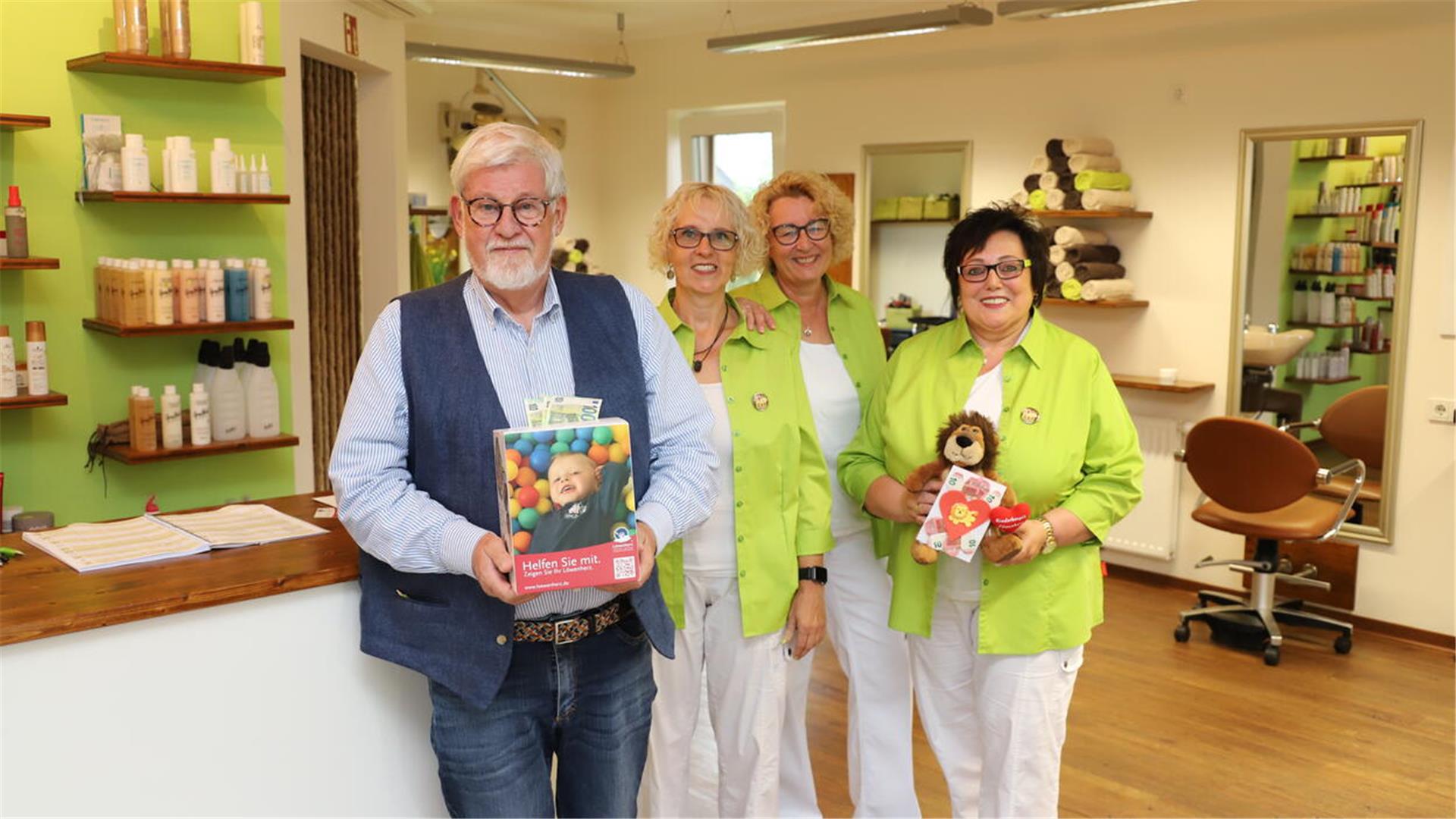 Das Team von „Mein Friseur“ in Alfstedt, Marita Thien (von rechts), Ina Röhrs und Uta Jaroni, überreichte Reinhard Raab vom Verein Kinderhospiz Löwenherz am Freitag die mit 1.910 Euro prall gefüllte Spendenbox.