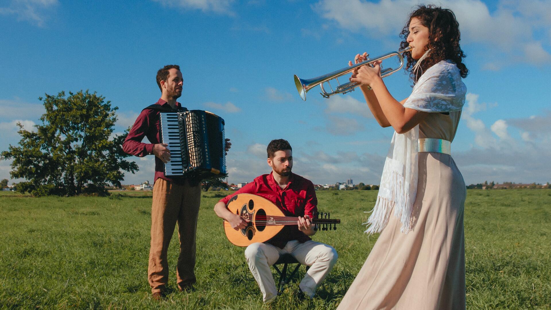 Das Trio Folkadu tritt am Sonnabend, 8. Februar, in der Großen Kirche auf.