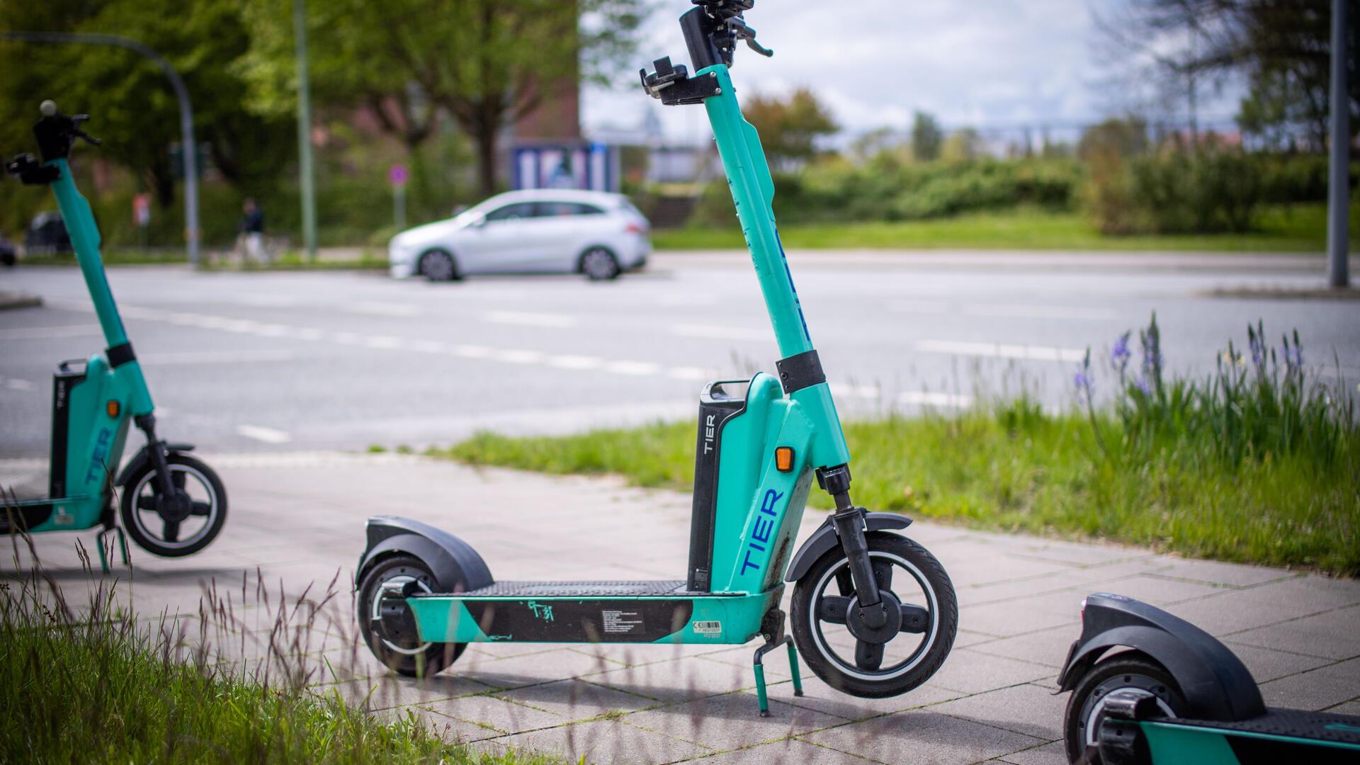 E-Scooter stehen an der Kreuzung Rheinstraße/Streßemannstraße.