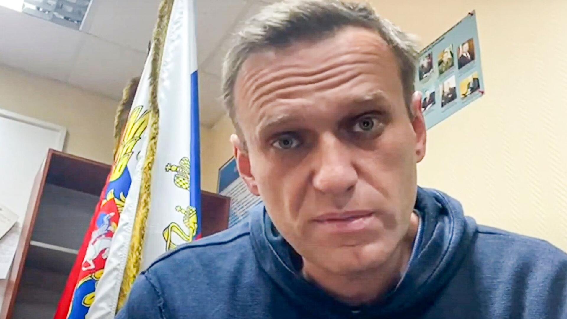 Das Videostandbild des Youtube-Kananals „Navalny Life“ zeigt den Kremlkritiker Alexej Nawalny im Januar 2021 in einer Polizeistation in Chimki im Moskauer Gebiet.