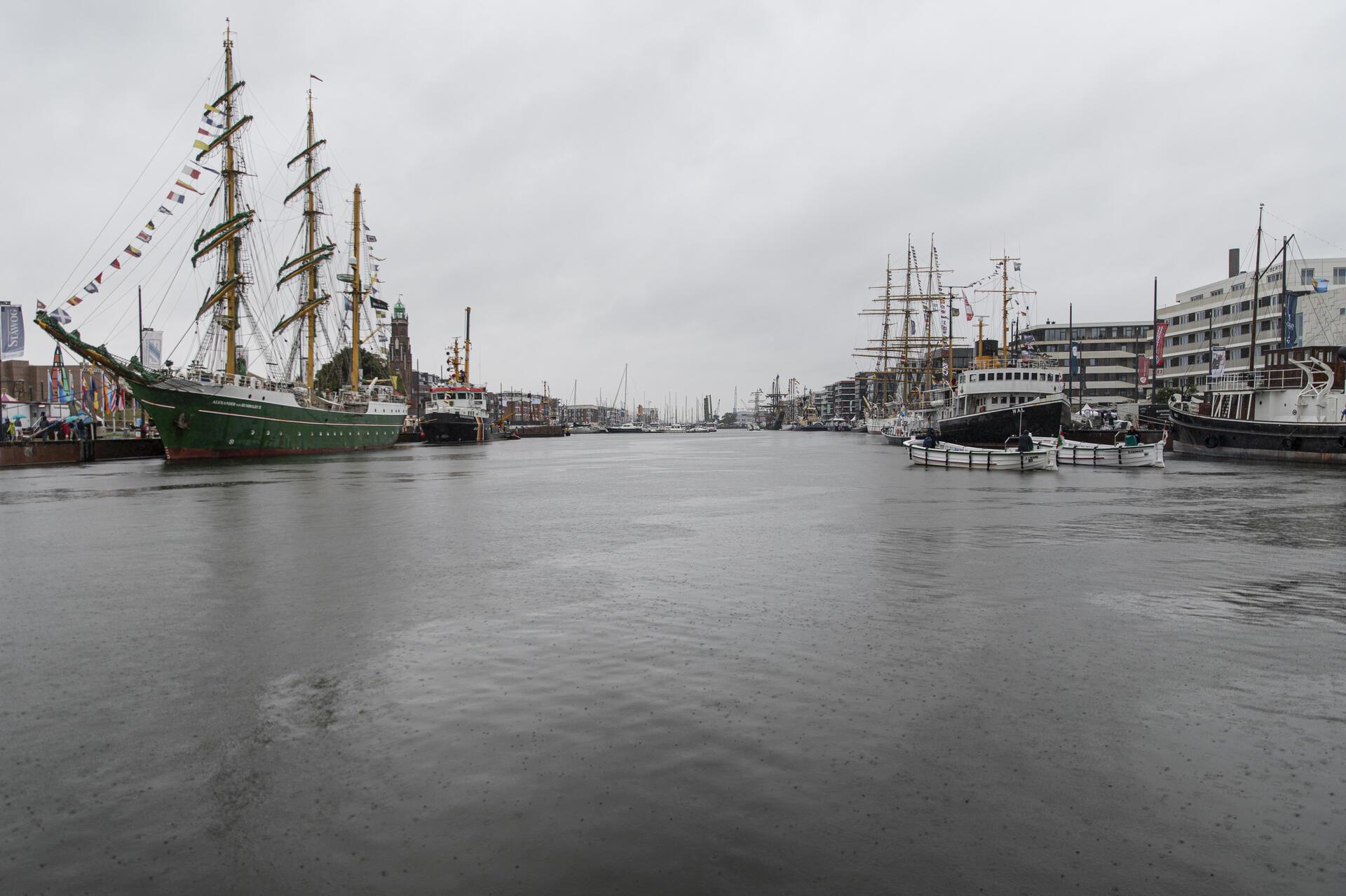 Regen prasselt auf das Wasser. 