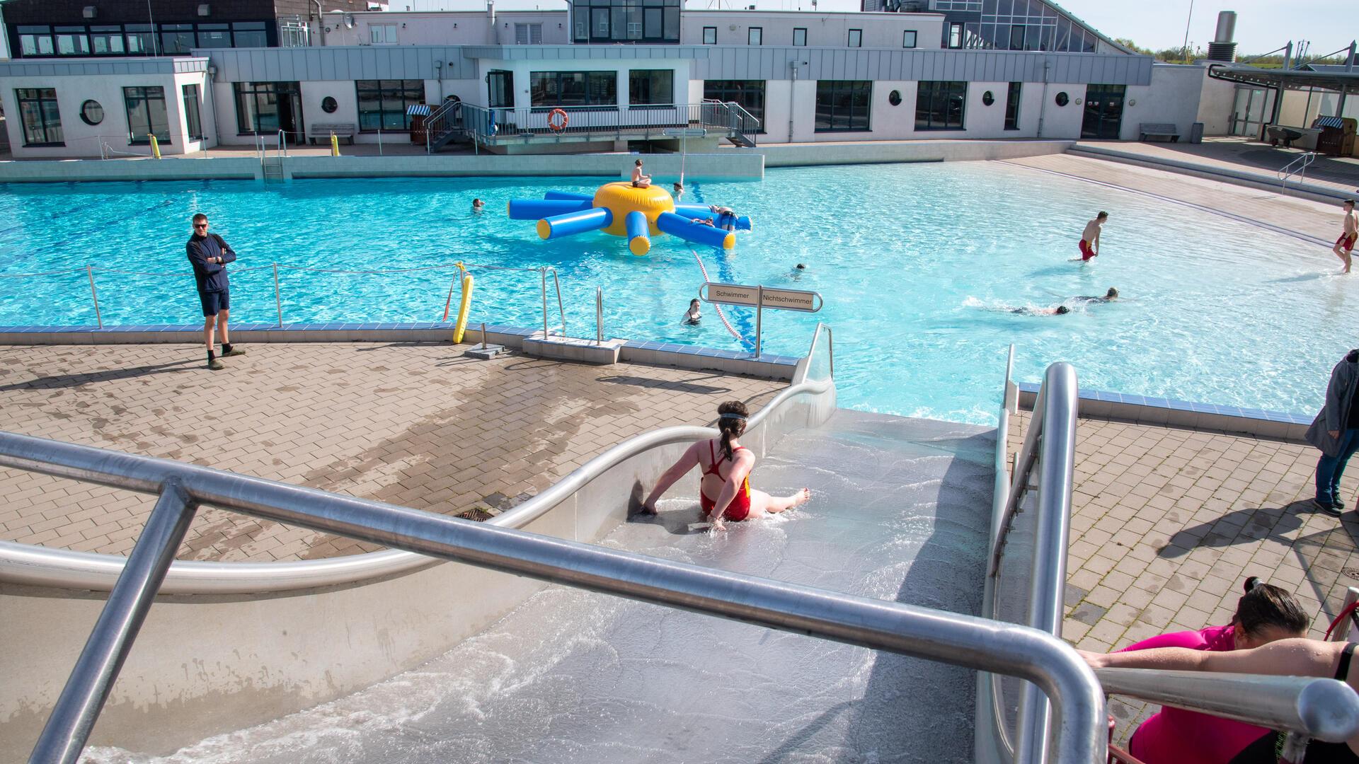 Besucher in einem Schwimmbad