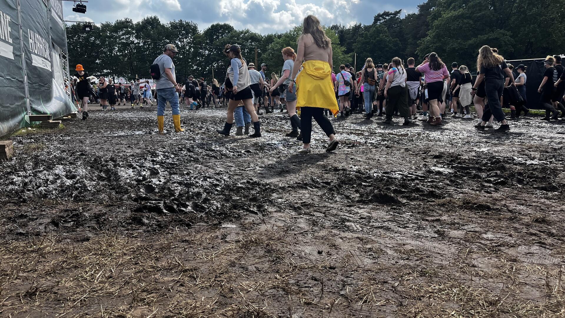 Das Wetter lässt nicht zu wünschen übrig - die Gummistiefel brauchen die Festivalbesucher trotzdem