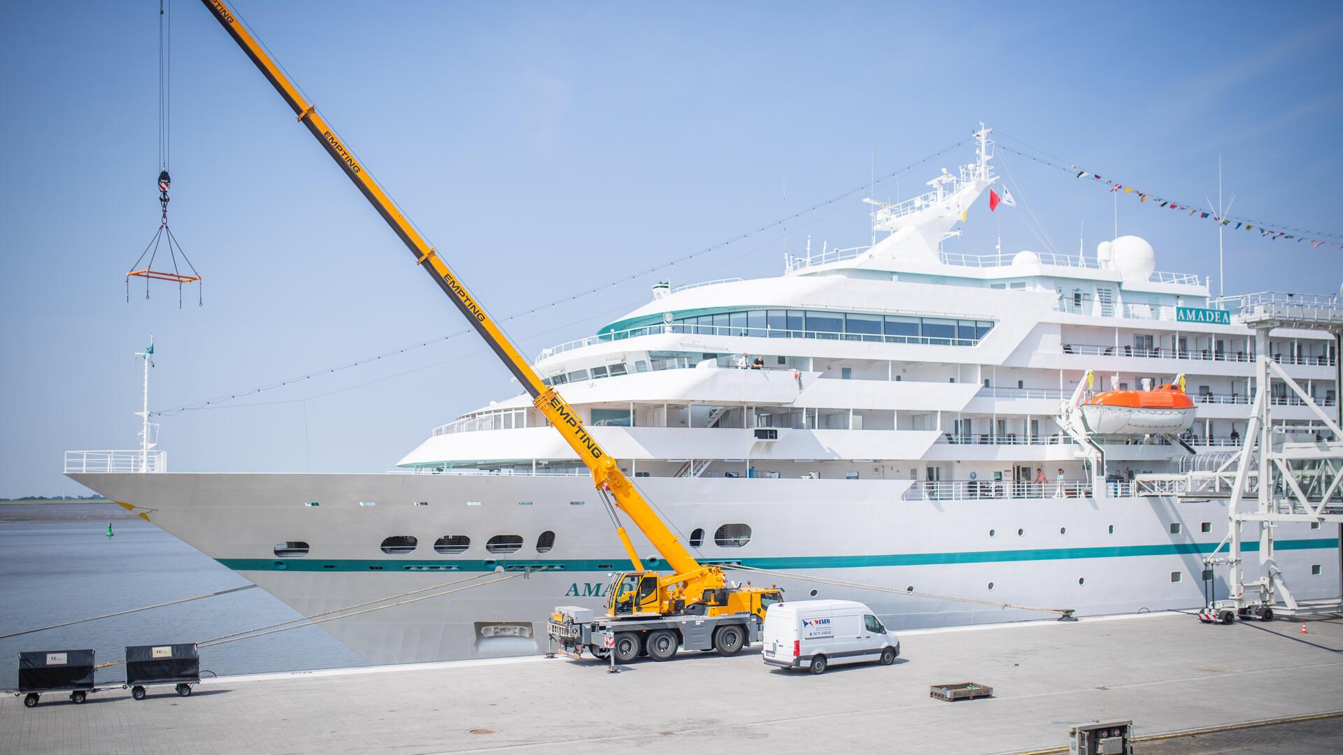 Das ZDF-Traumschiff „Amadea“ liegt am Freitag in Bremerhaven.