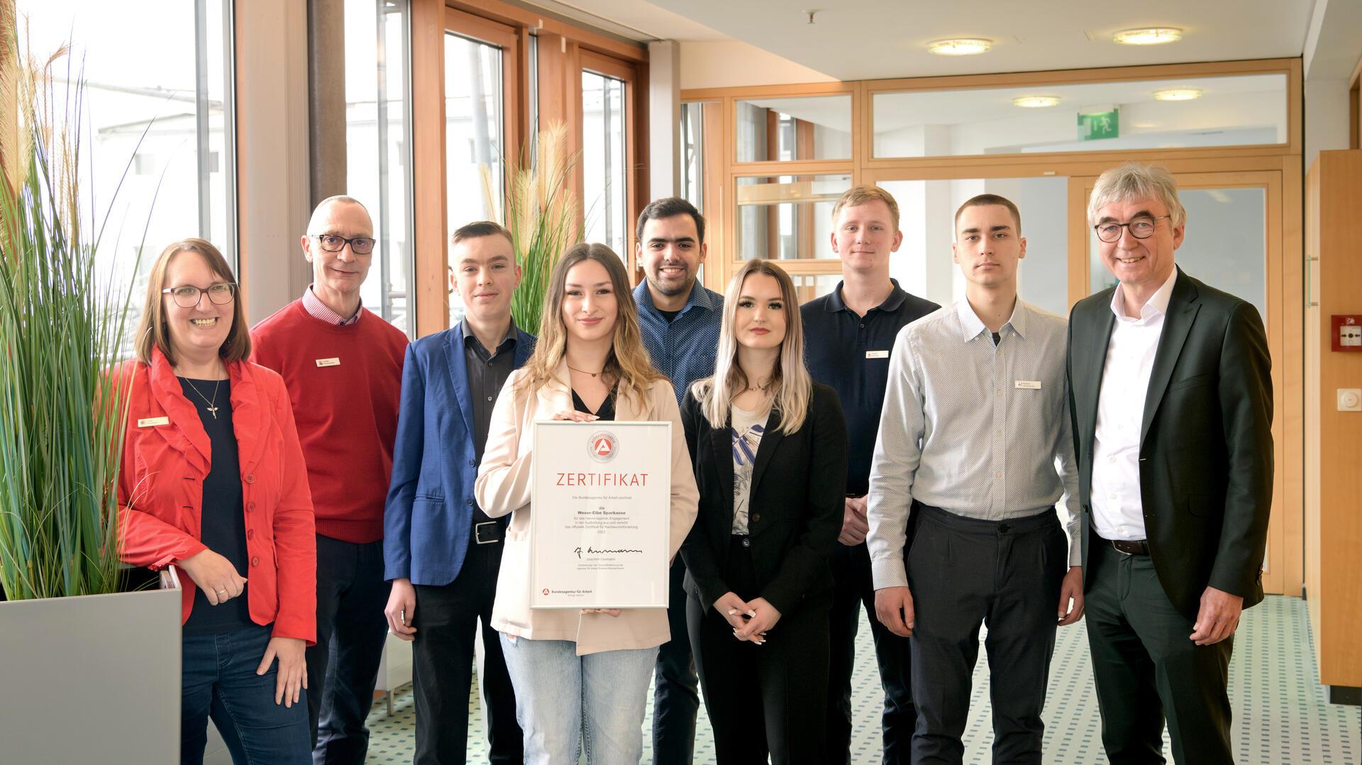 Übergabe des Zertifikats für Ausbildung 2023 in der Stadt Bremerhaven an die Weser-Elbe Sparkasse