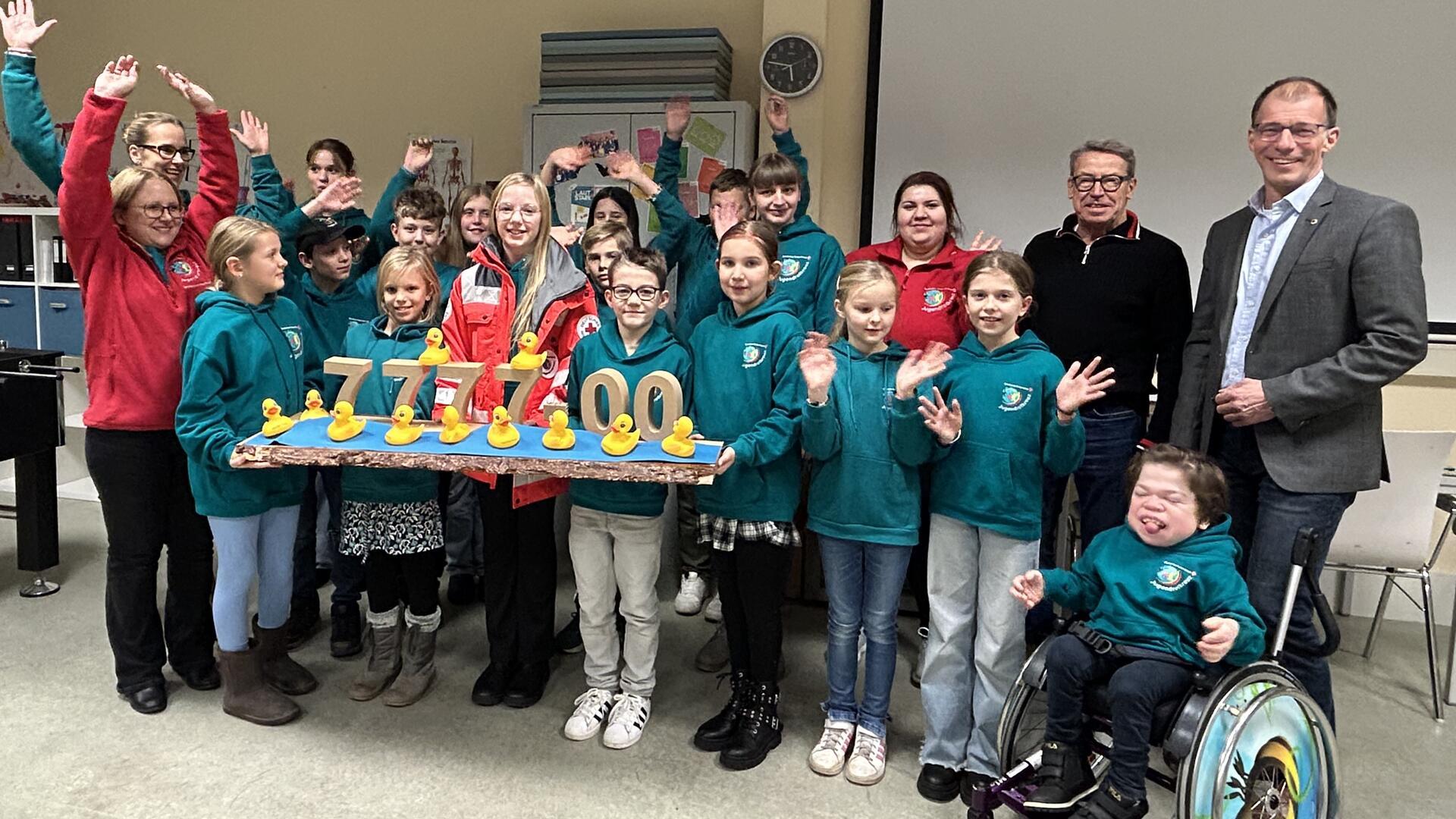 Das Zevener Jugendrotkreuz nahm mit Freude die Spende des Lions Clubs Zeven entgegen.