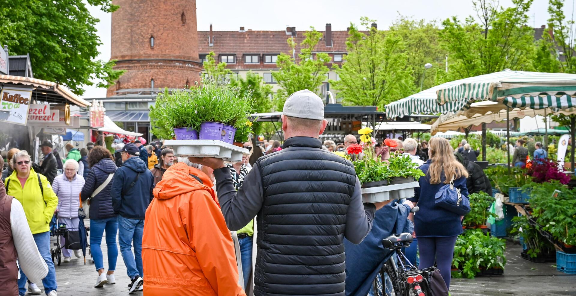 Das alljährliche Blütenfest auf dem Konrad-Adenauer-Platz zieht wieder eine groß...