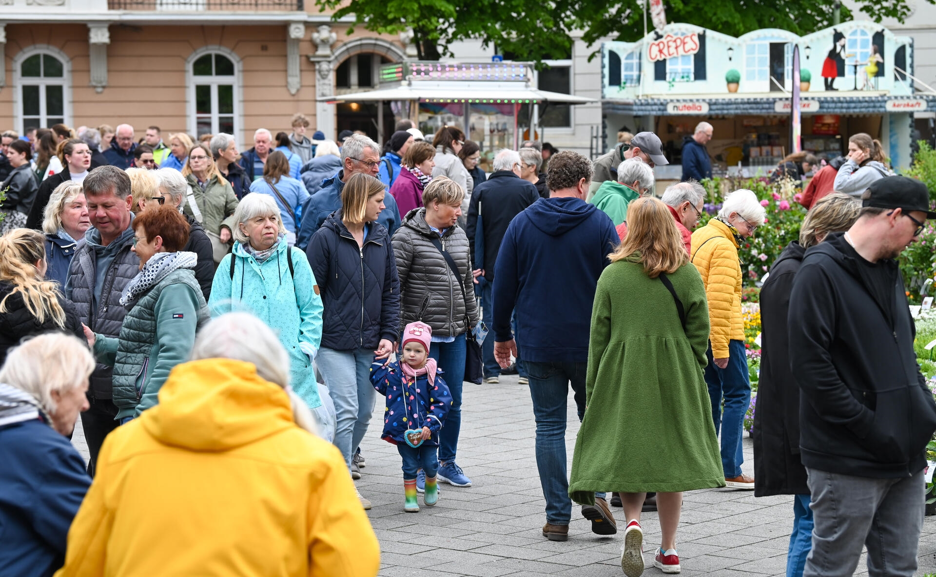 Das alljährliche Blütenfest auf dem Konrad-Adenauer-Platz zieht wieder eine groß...