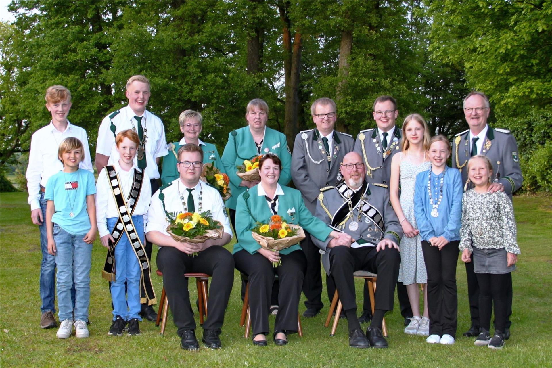 Das amtierende Schützenhaus posiert für ein Gruppenfoto.