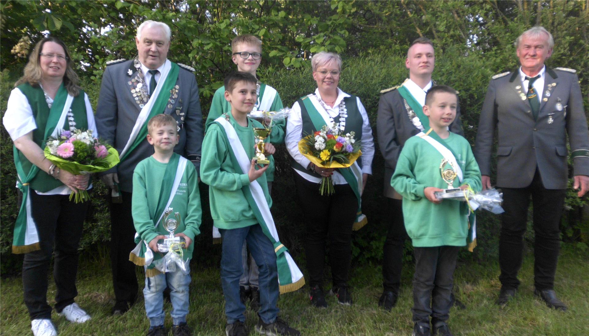 Das amtierende Giehlermoorer Königshaus: (jeweils von links, hinten) Vizekönigin Sandra Schumacher, Vizekönig Günther Kück, Jugendvizekönig Bully Hellberg, Königin Stefanie Stelljes, König Marc Stelljes, (vorne) Kindervizekönig Ernest Gieschen, Jugendkönig Joey Sevinga und Kinderkönig Jonas Stelljes.