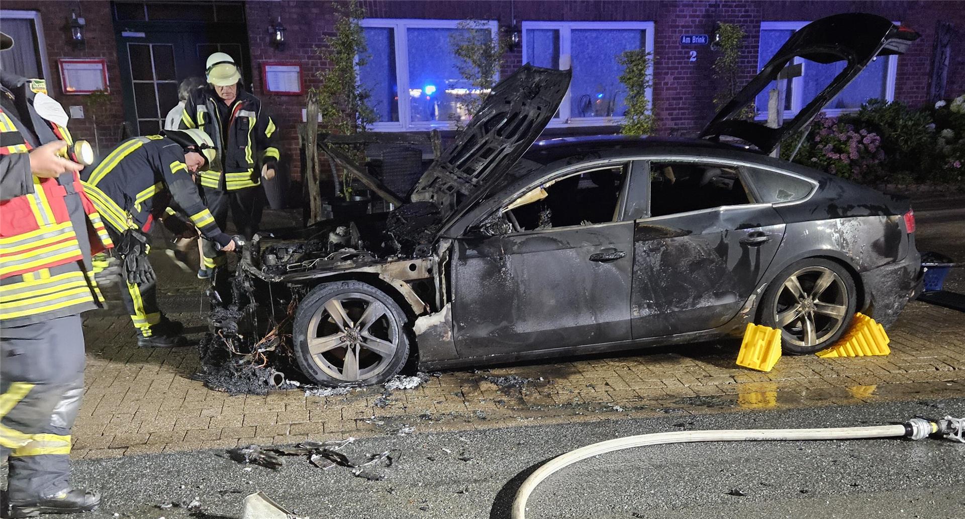 Das an der B 71 geparkte und vorsätzlich in Brand gesetzte Auto konnte nicht mehr rechtzeitig gelöscht werden.