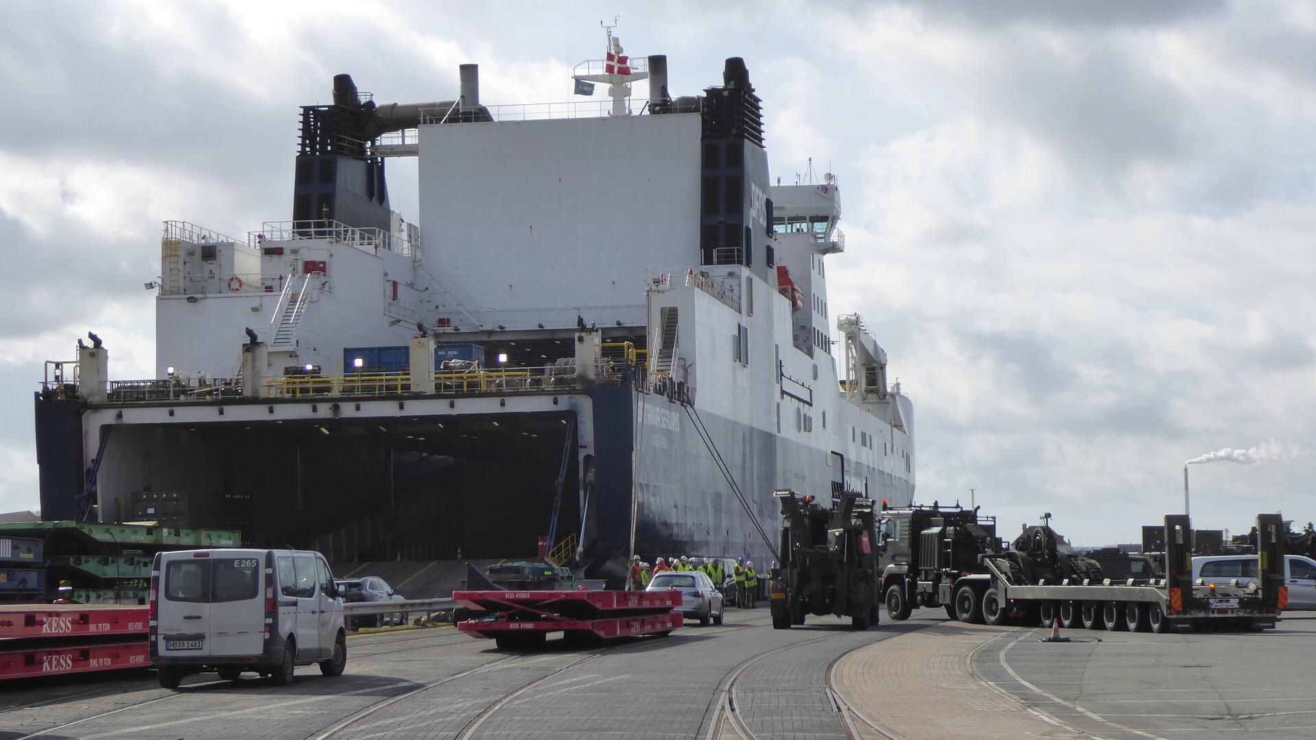 Das dänische RoRo-Frachtschiff „Britannia Seaways“ wurde für den Transport der Militärgüter genutzt.